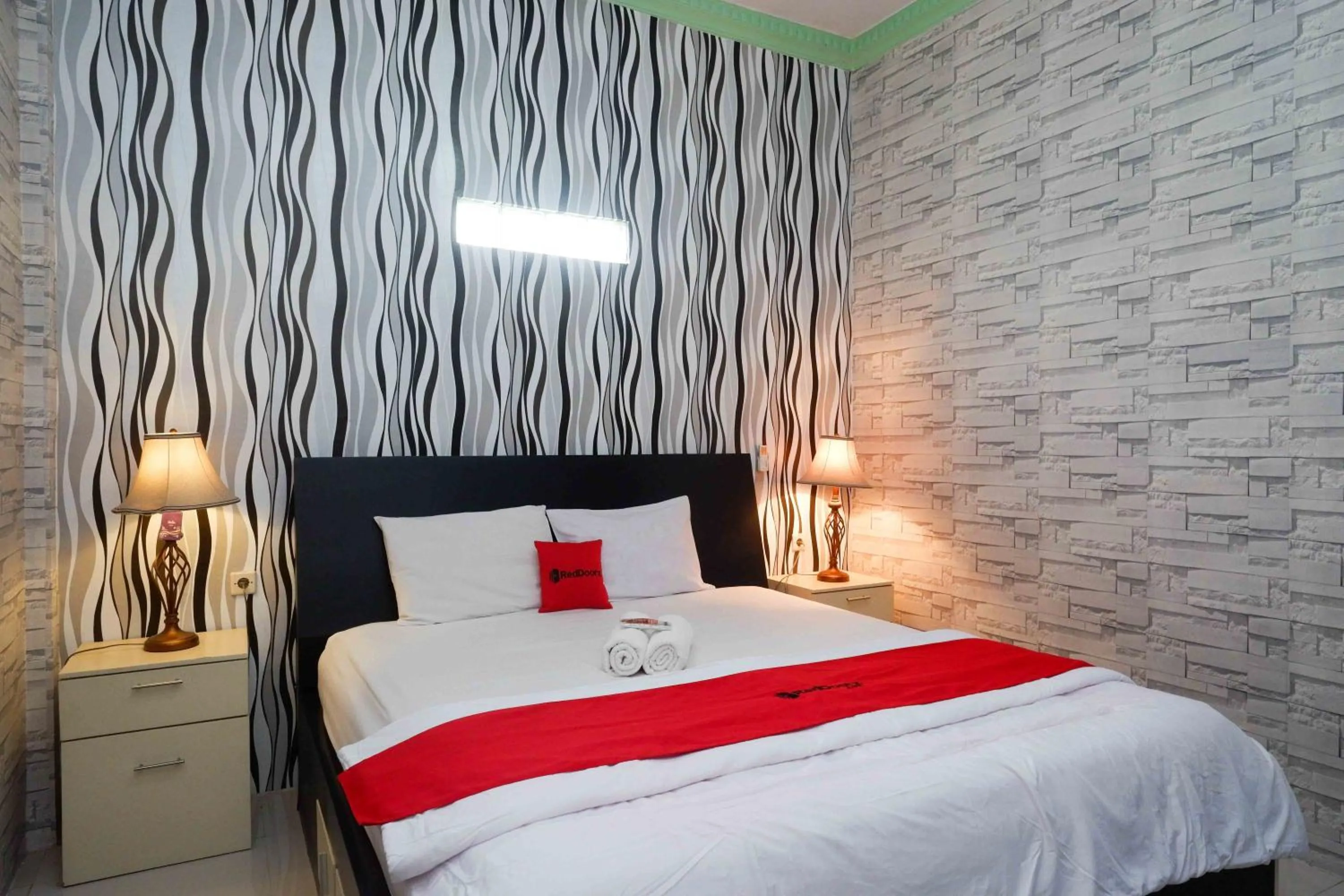 Bedroom, Bed in RedDoorz Syariah near RS Mitra Siaga