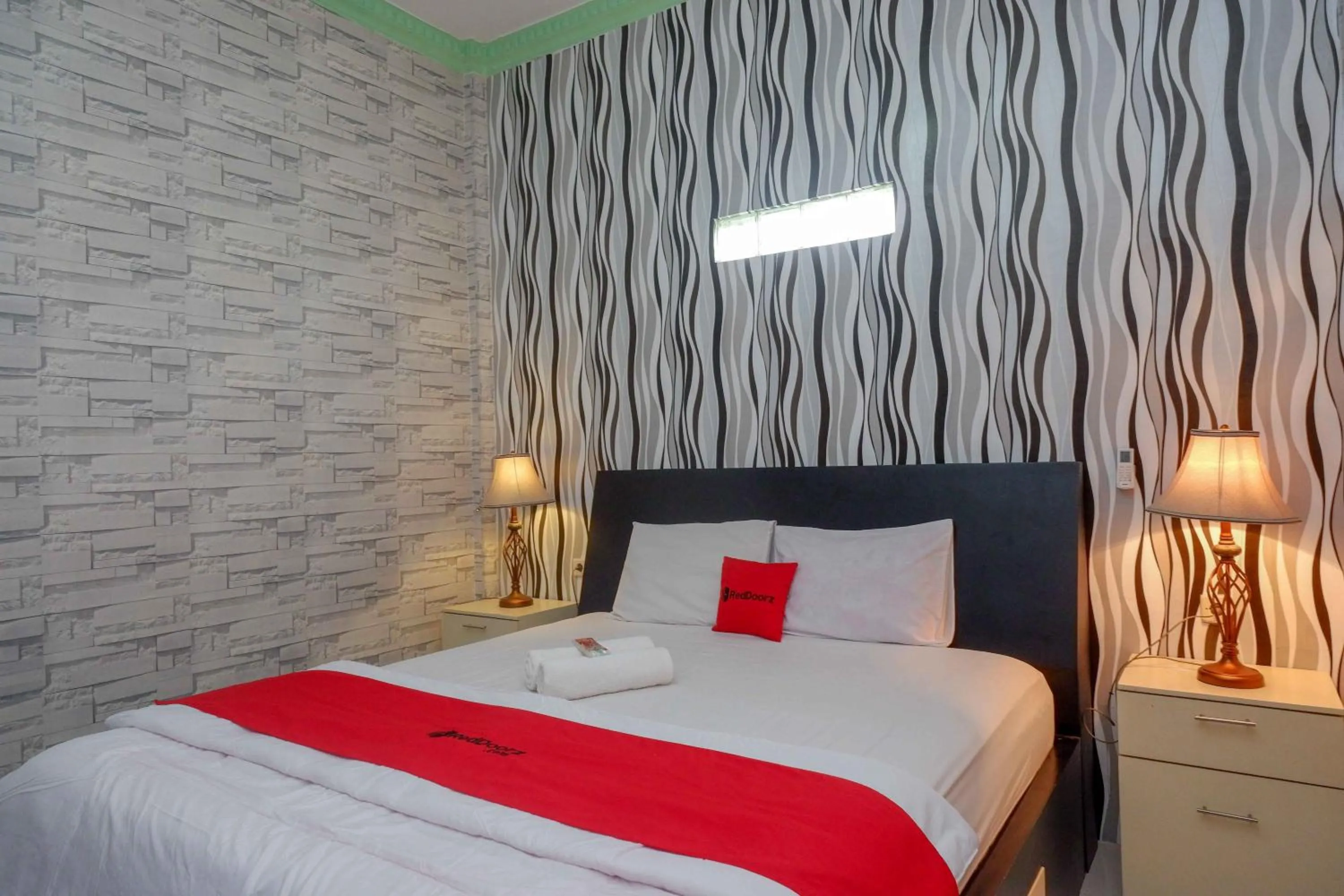 Bedroom, Bed in RedDoorz Syariah near RS Mitra Siaga