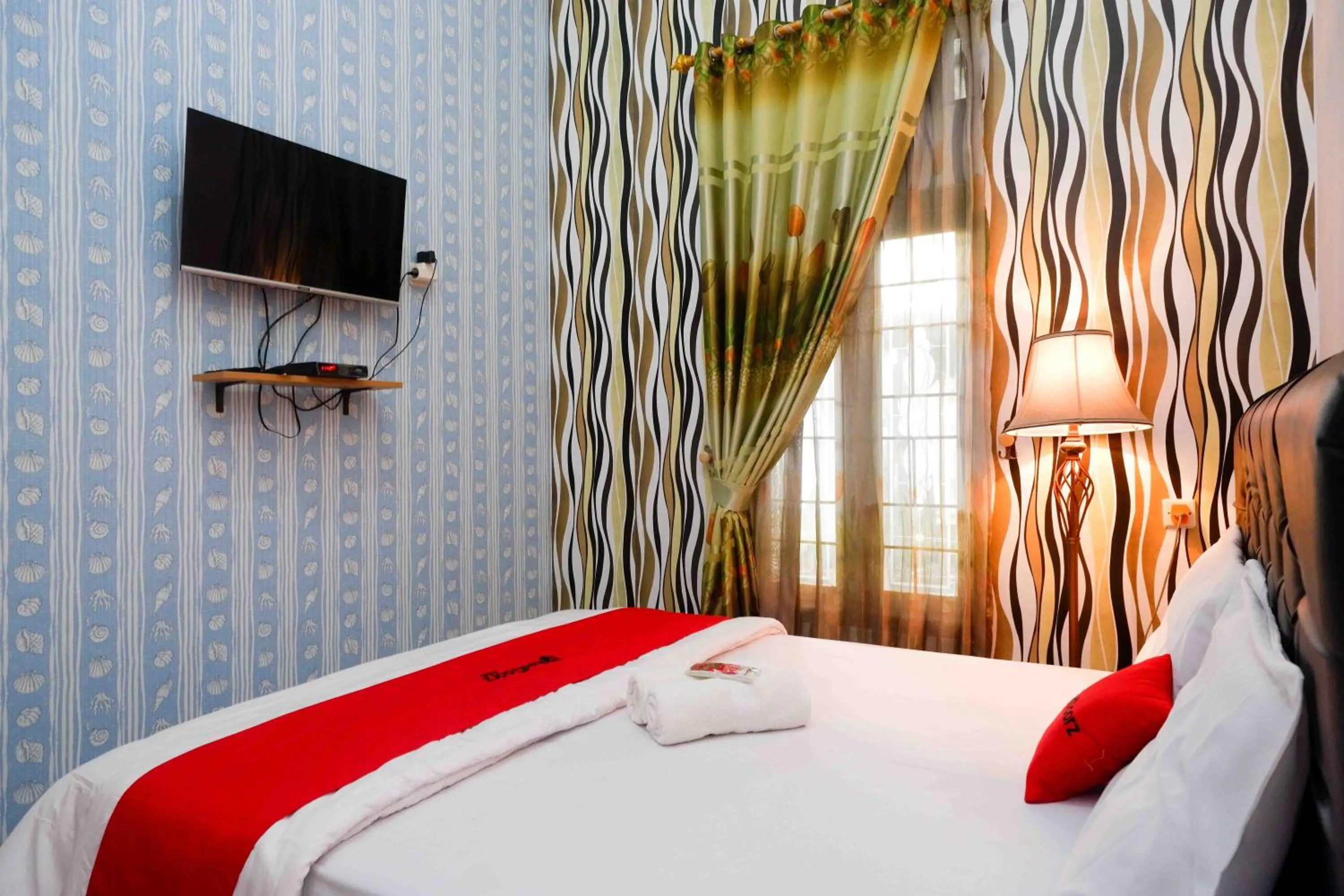 Bedroom, Bed in RedDoorz Syariah near RS Mitra Siaga