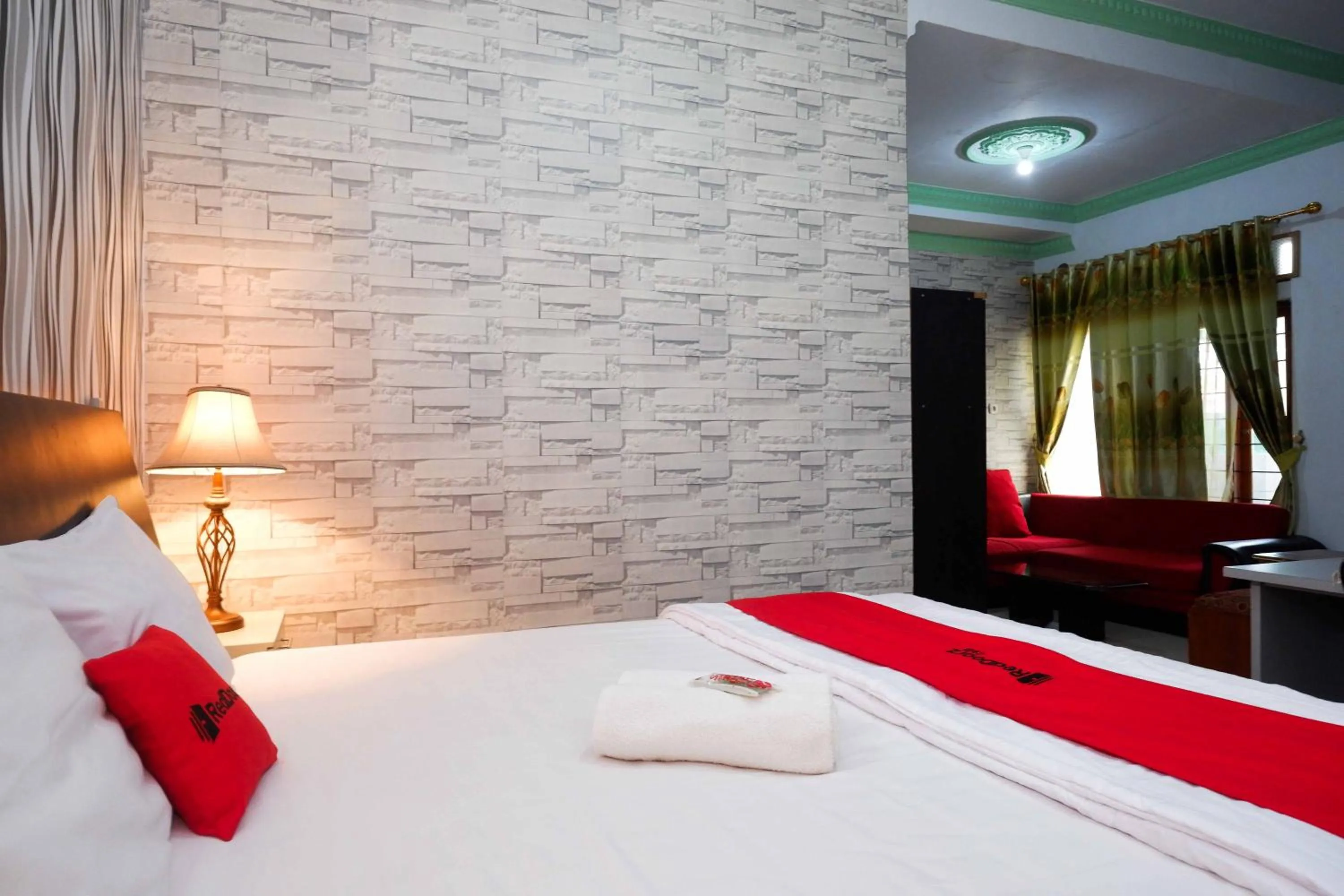 Bedroom, Bed in RedDoorz Syariah near RS Mitra Siaga