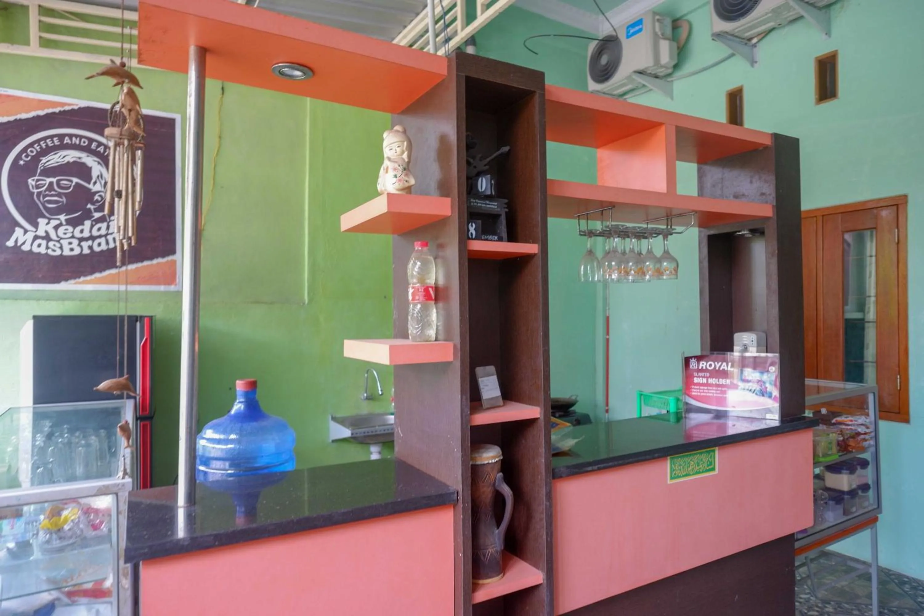 Lobby or reception in RedDoorz Syariah near RS Mitra Siaga