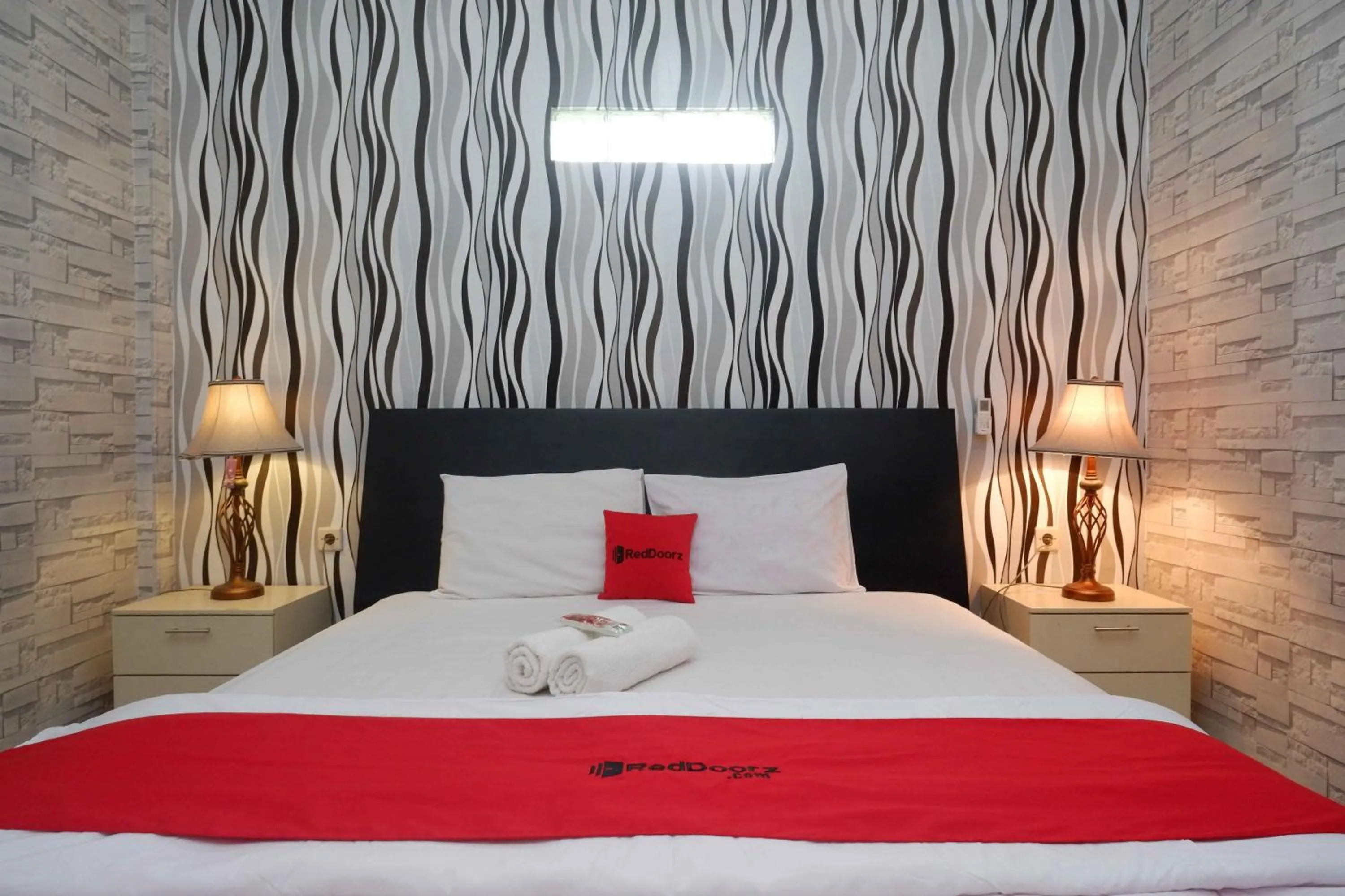 Bedroom, Bed in RedDoorz Syariah near RS Mitra Siaga