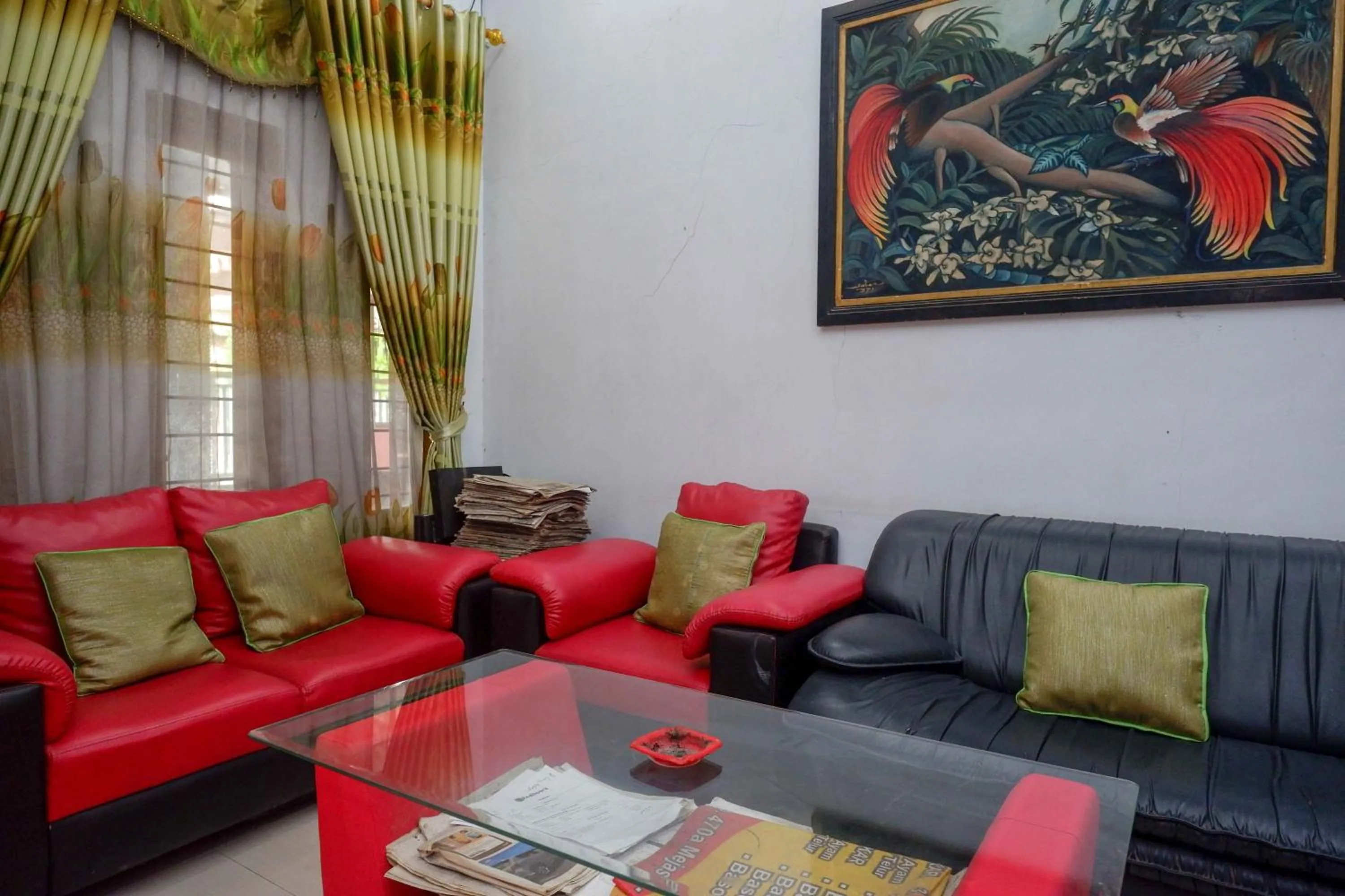 Living room in RedDoorz Syariah near RS Mitra Siaga