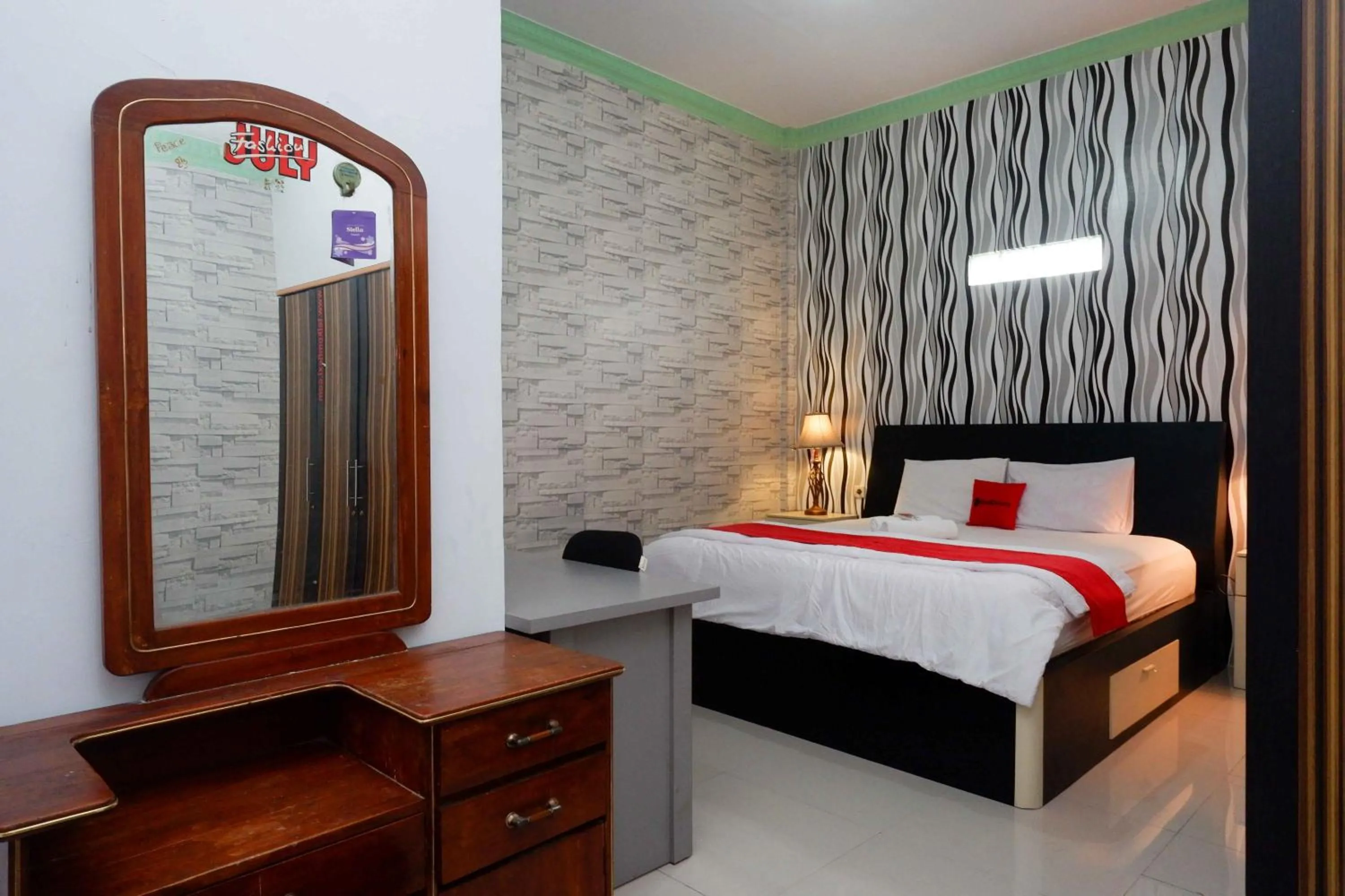 Bedroom, Bed in RedDoorz Syariah near RS Mitra Siaga