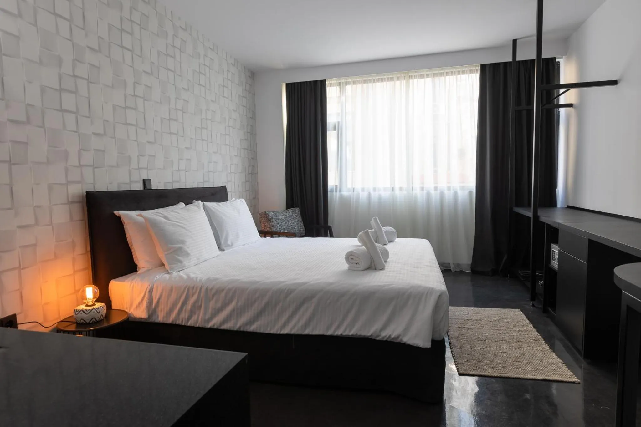 Photo of the whole room, Bed in The Fountain Athens