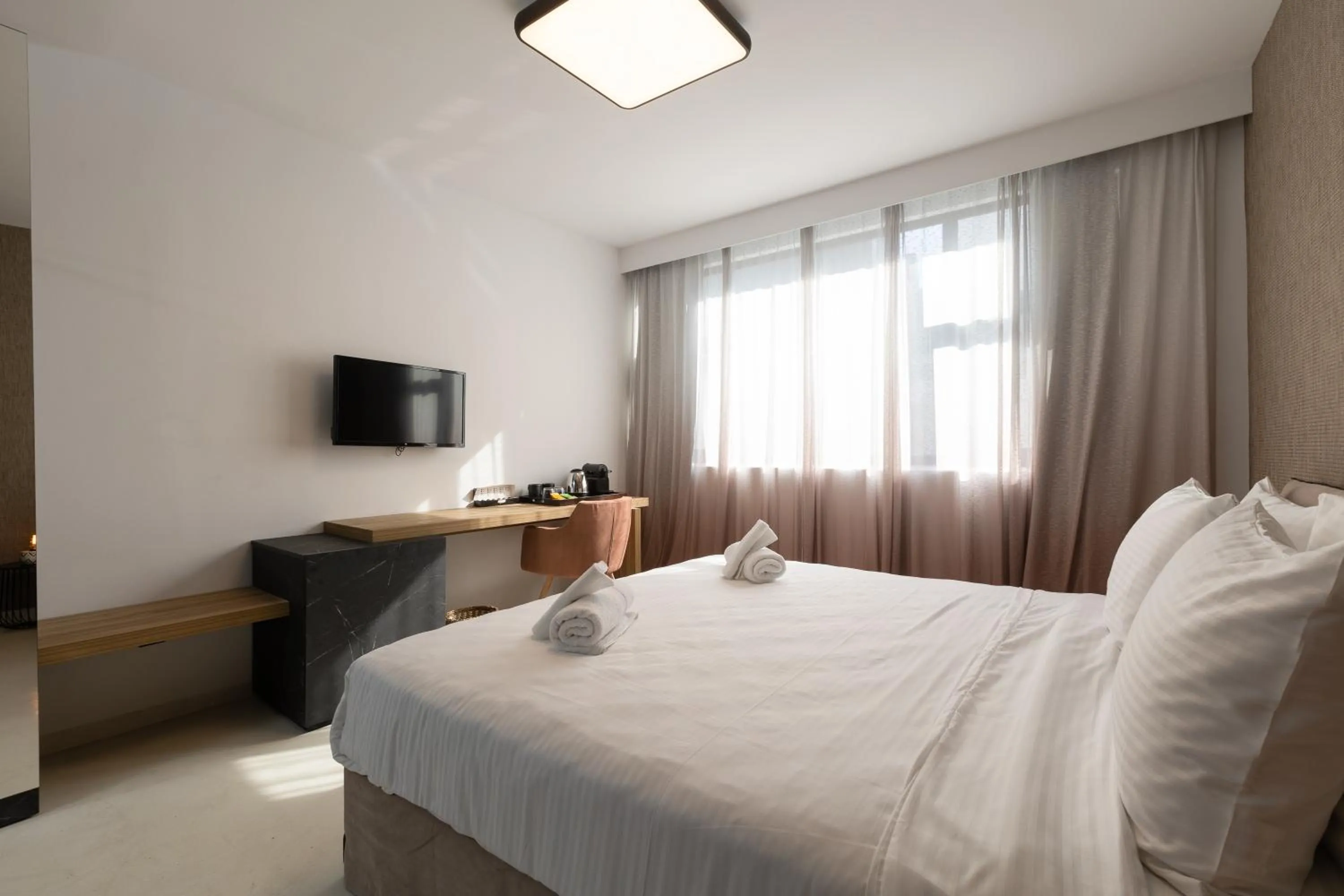 Photo of the whole room, Bed in The Fountain Athens