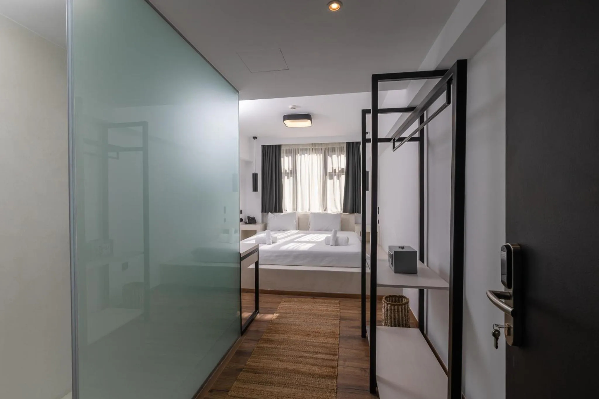 Photo of the whole room, Bed in The Fountain Athens