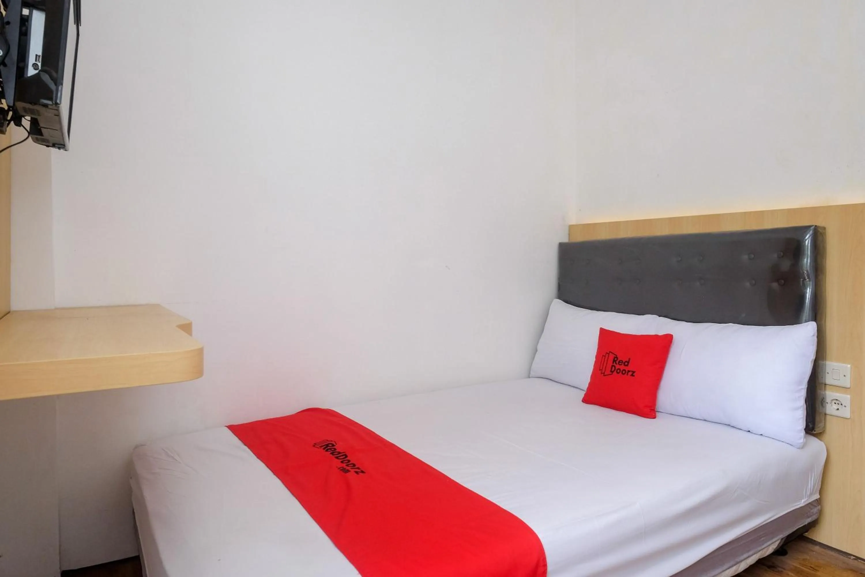 Bedroom, Bed in RedDoorz near RS Permata Medika Ngaliyan Semarang