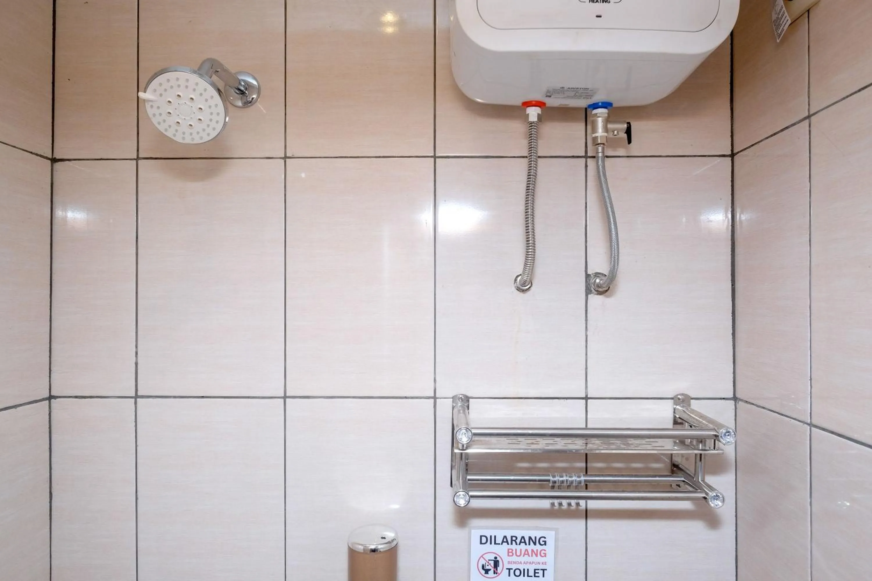 Bathroom in RedDoorz near RS Permata Medika Ngaliyan Semarang