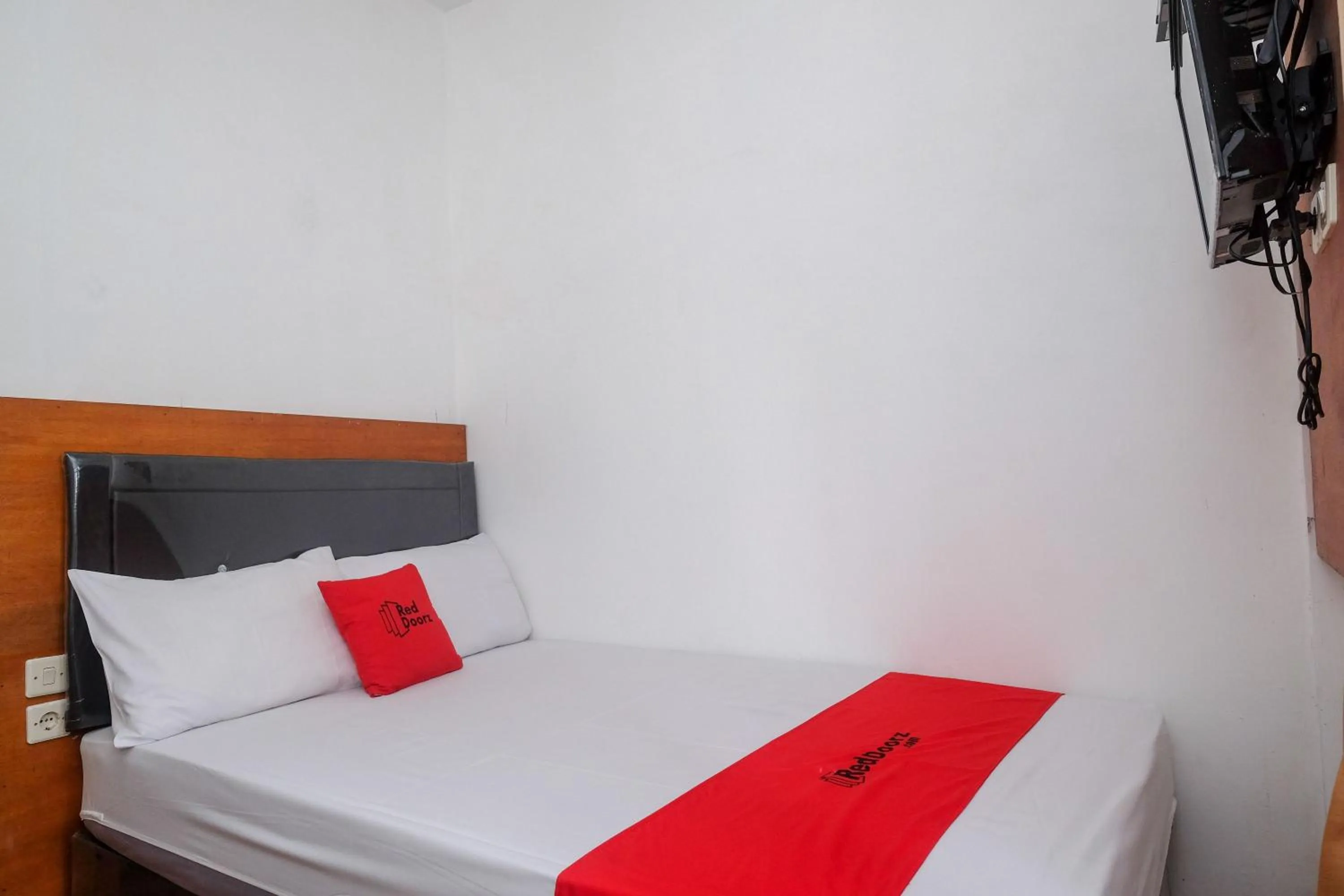 Bedroom, Bed in RedDoorz near RS Permata Medika Ngaliyan Semarang