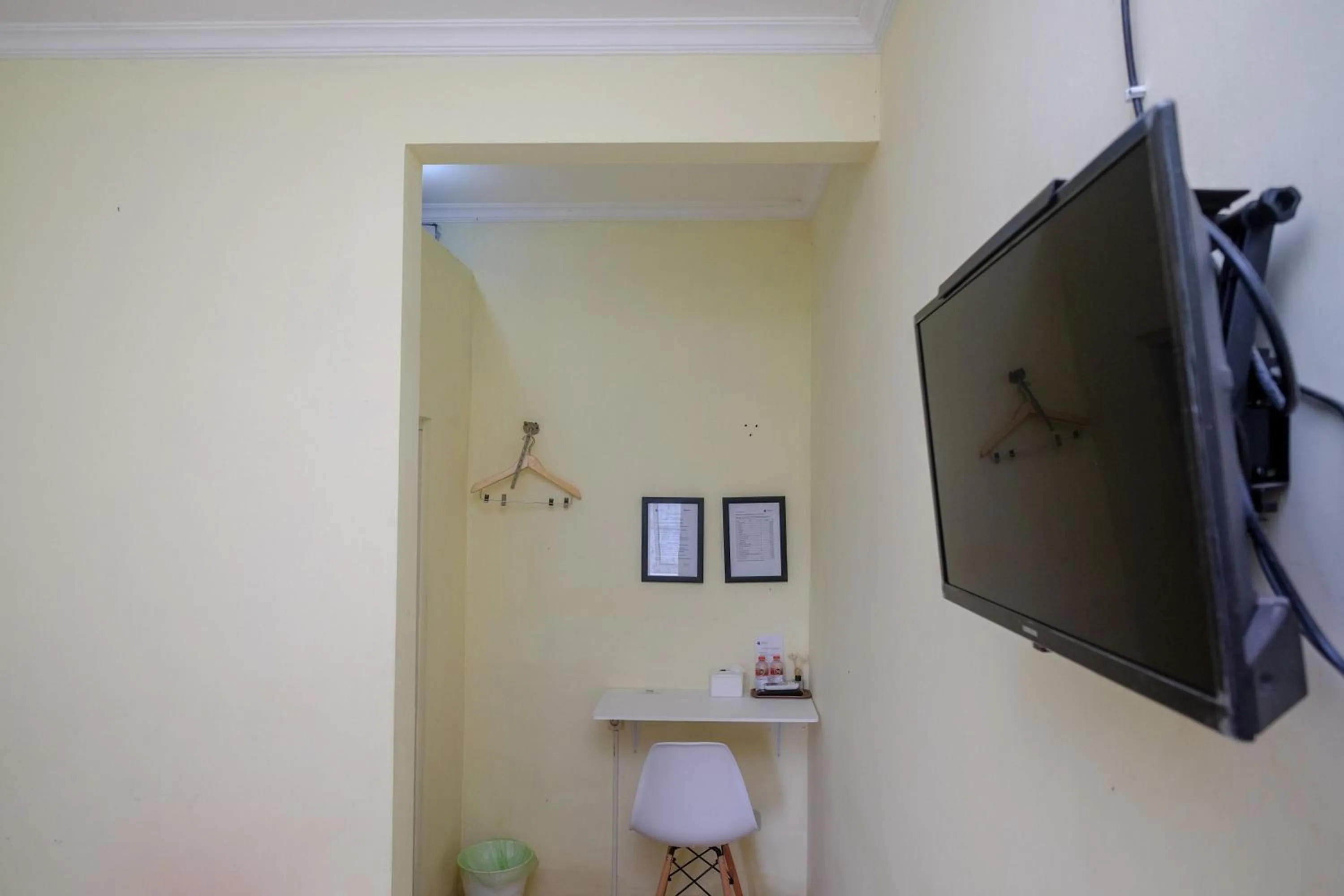 TV and multimedia in RedDoorz near RS Permata Medika Ngaliyan Semarang