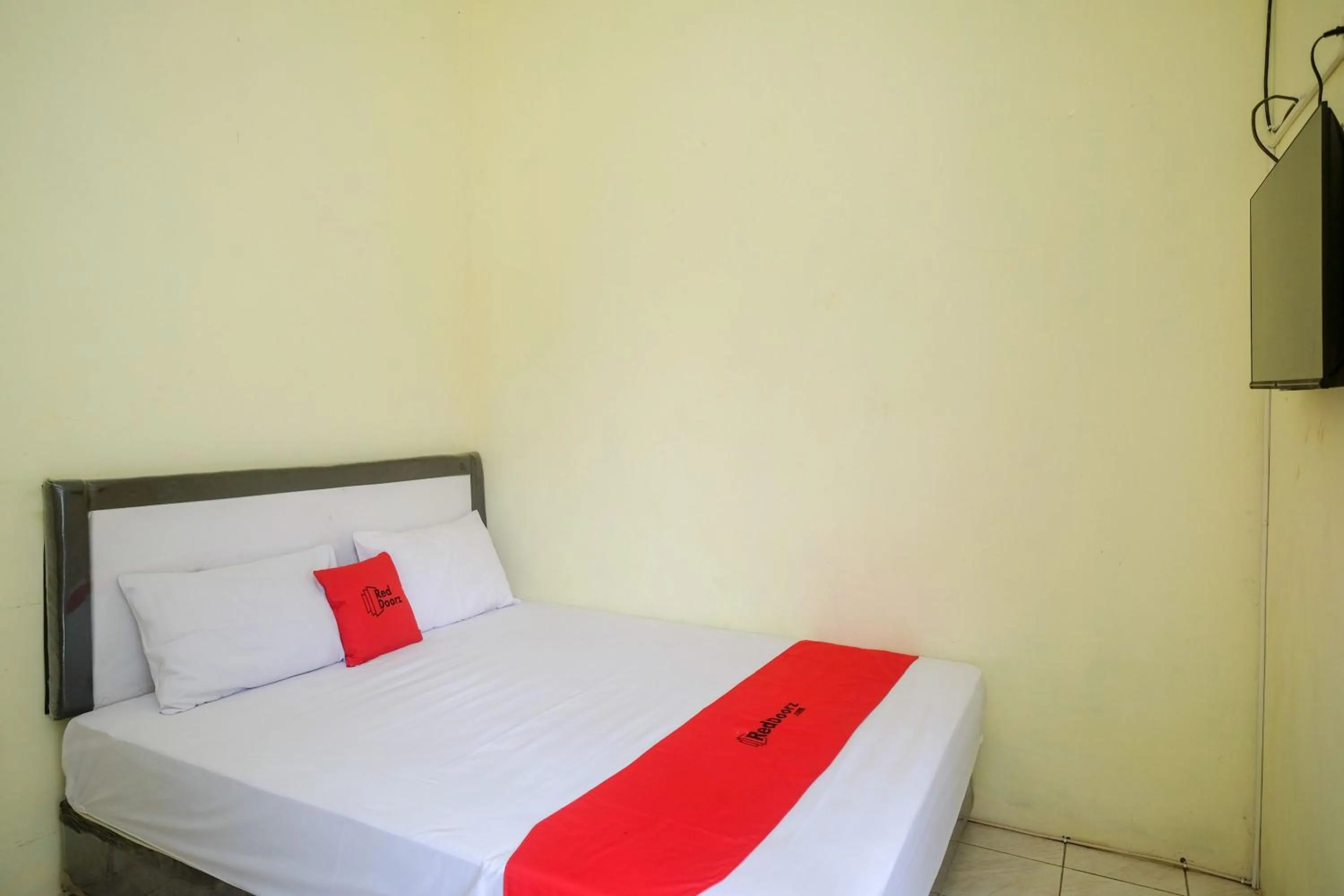 Bedroom, Bed in RedDoorz near RS Permata Medika Ngaliyan Semarang
