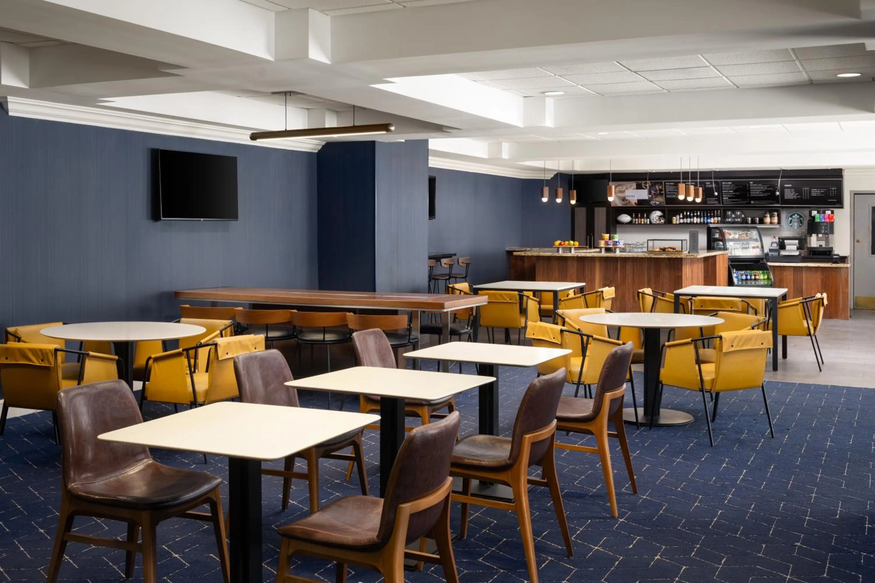 Dining area in Courtyard by Marriott Myrtle Beach Barefoot Landing