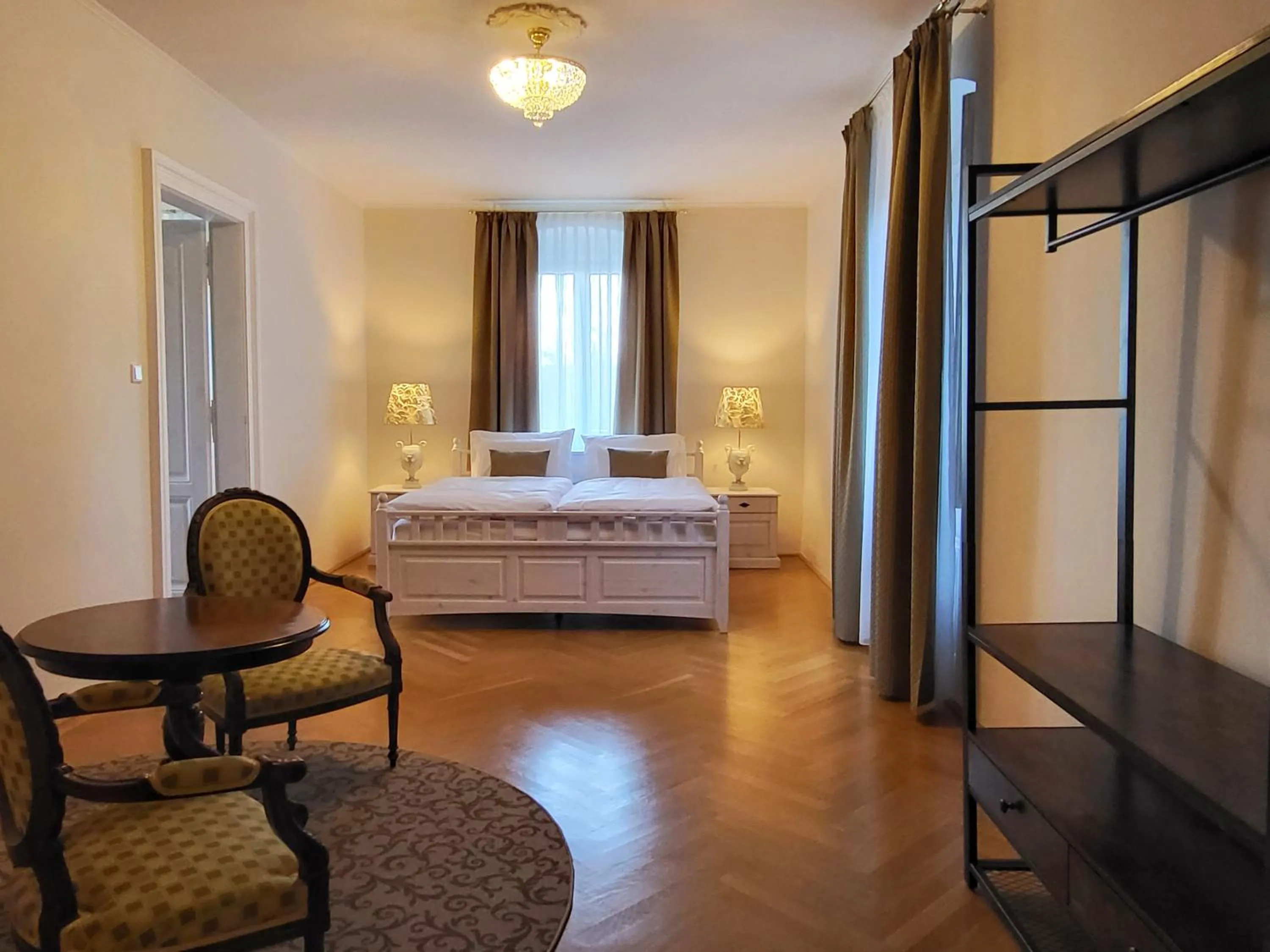 Bedroom, Bed in Palais Kneissl