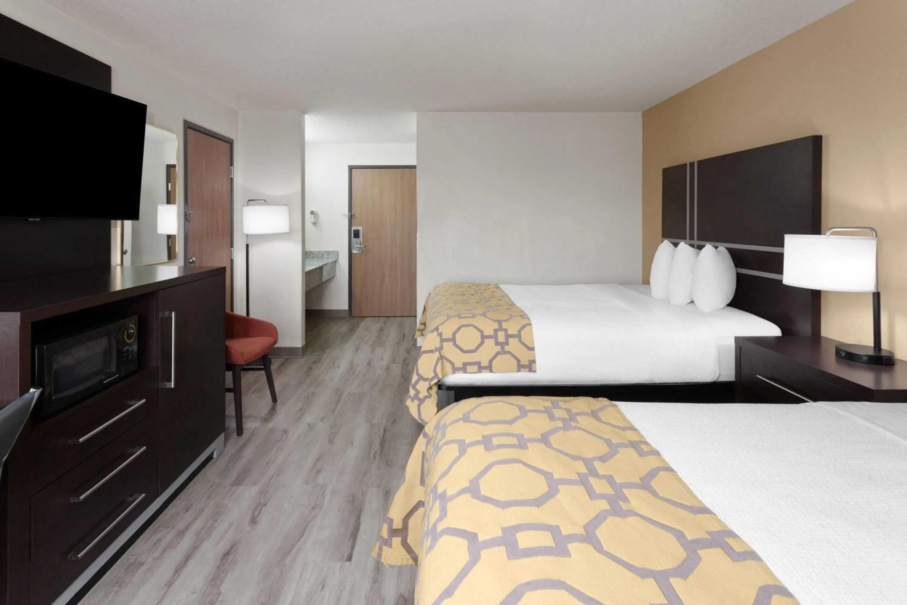 Photo of the whole room, Bed in Baymont by Wyndham Green Bay