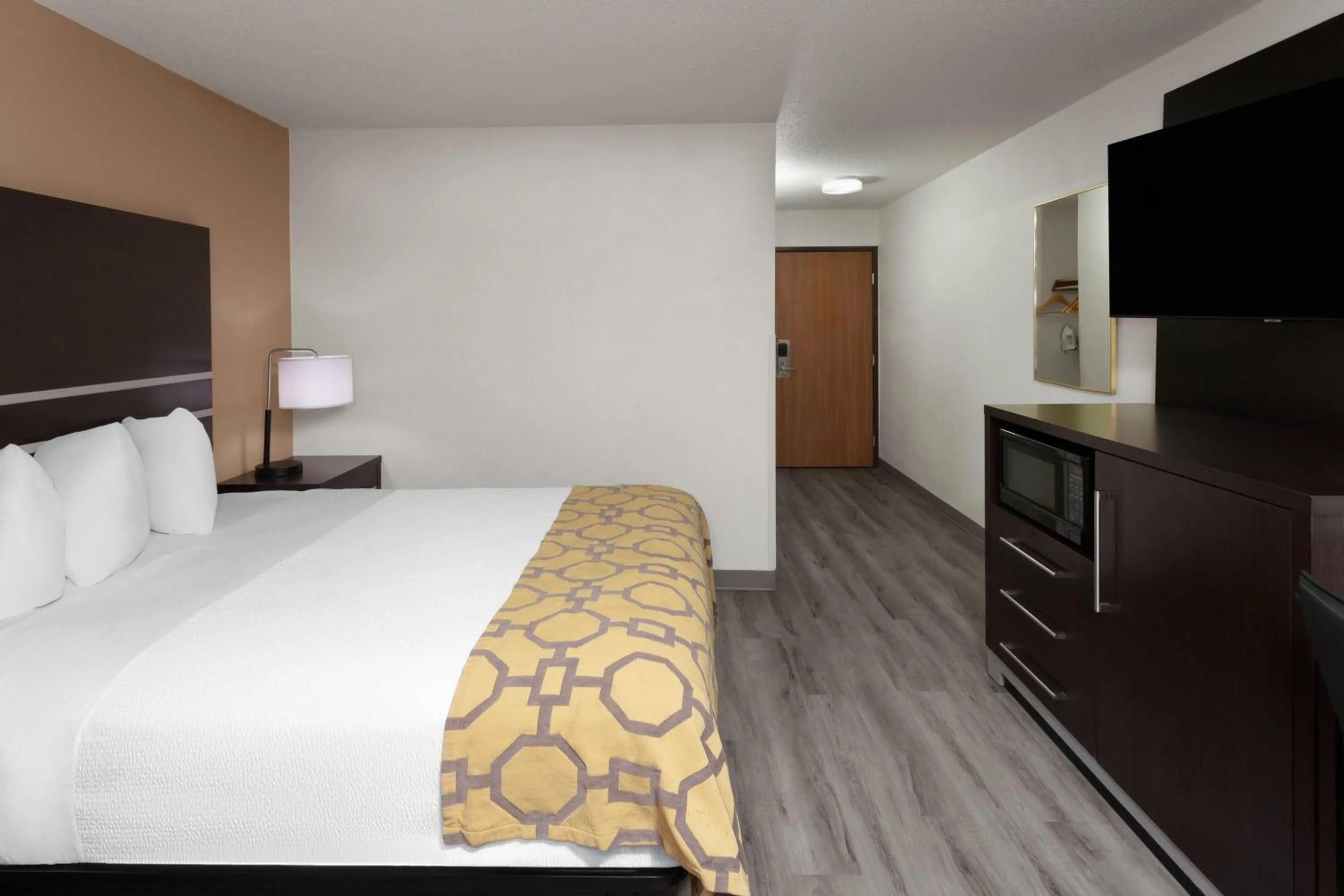 Photo of the whole room, Bed in Baymont by Wyndham Green Bay