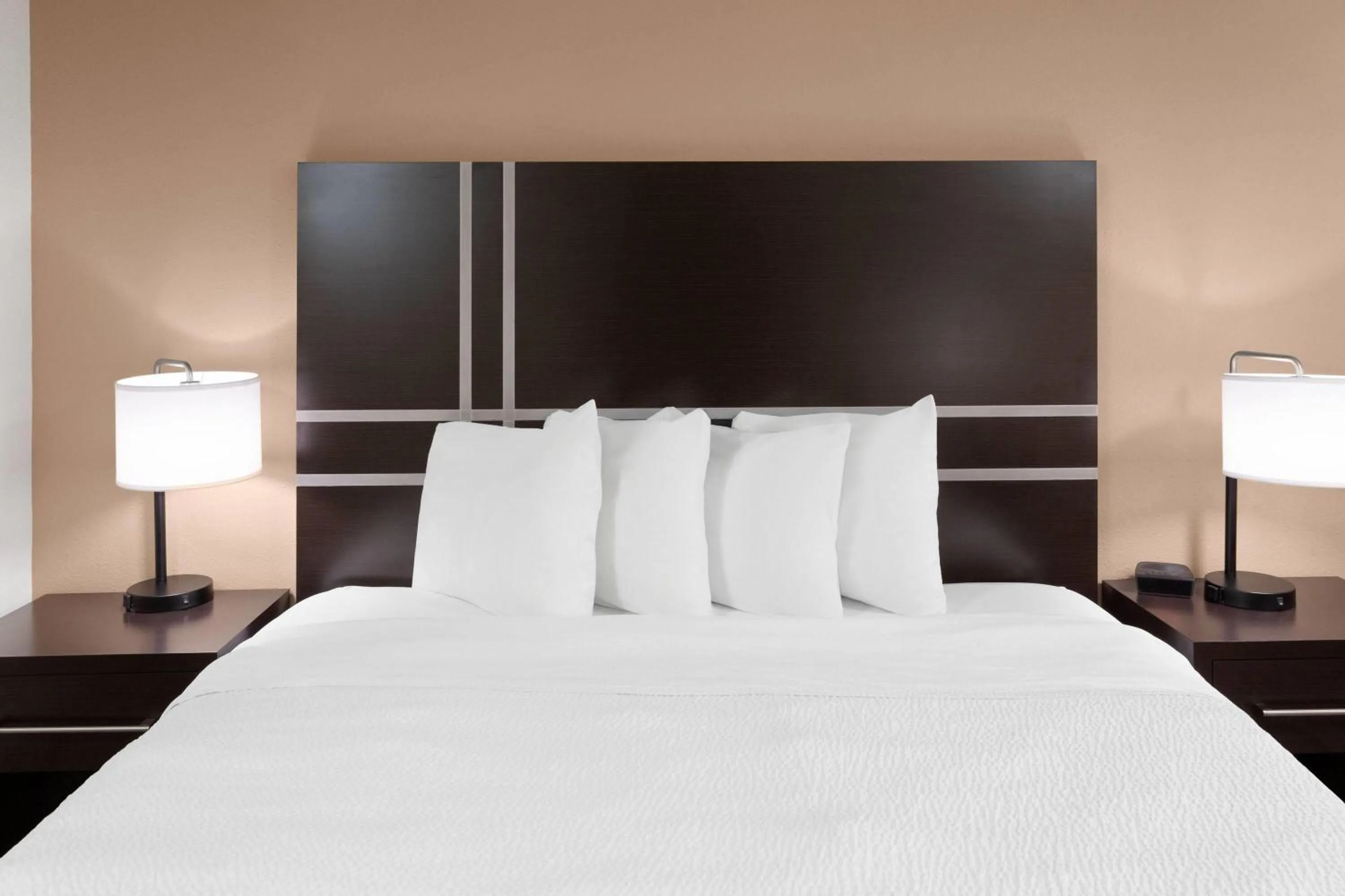 Photo of the whole room, Bed in Baymont by Wyndham Green Bay