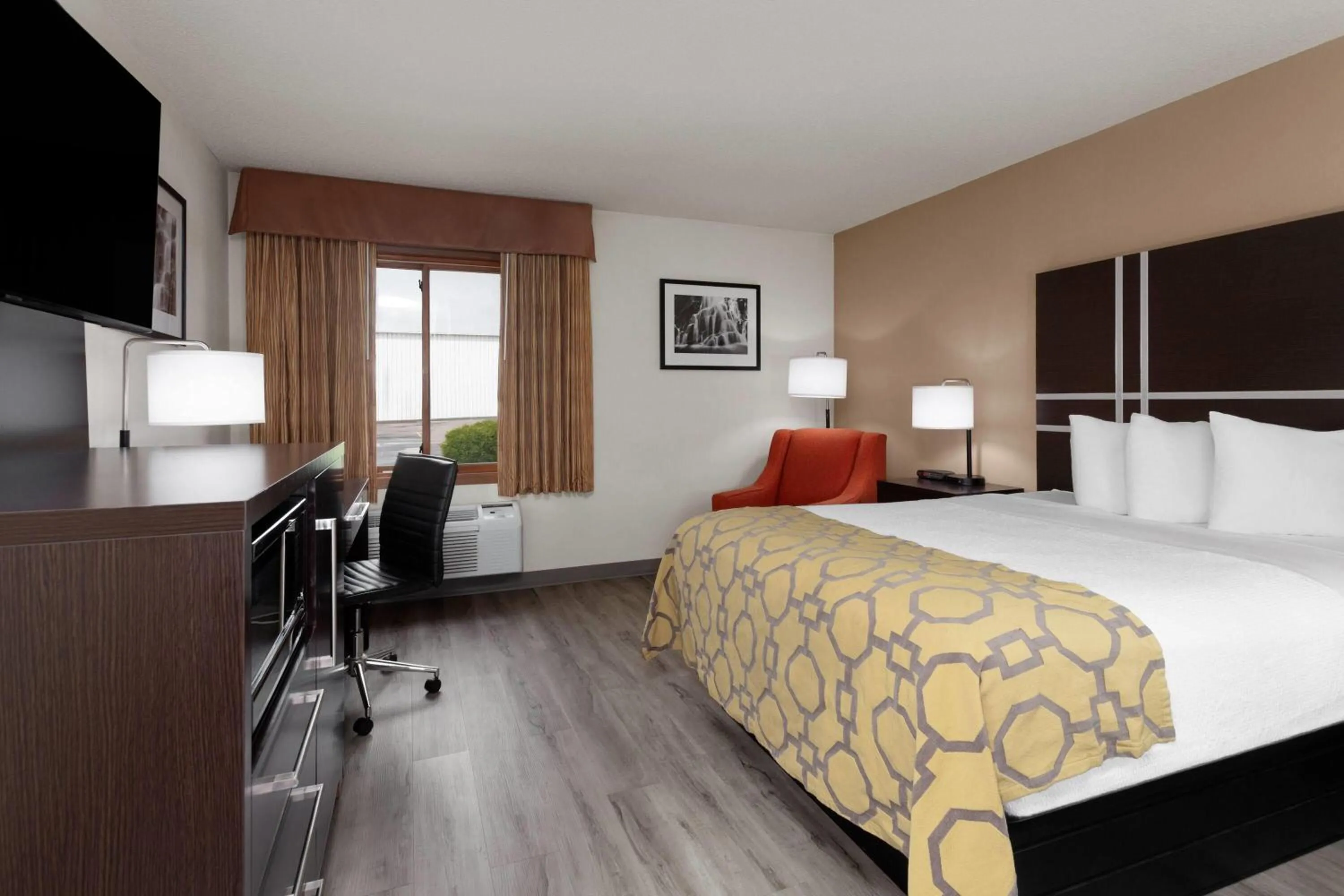 Photo of the whole room, Bed in Baymont by Wyndham Green Bay