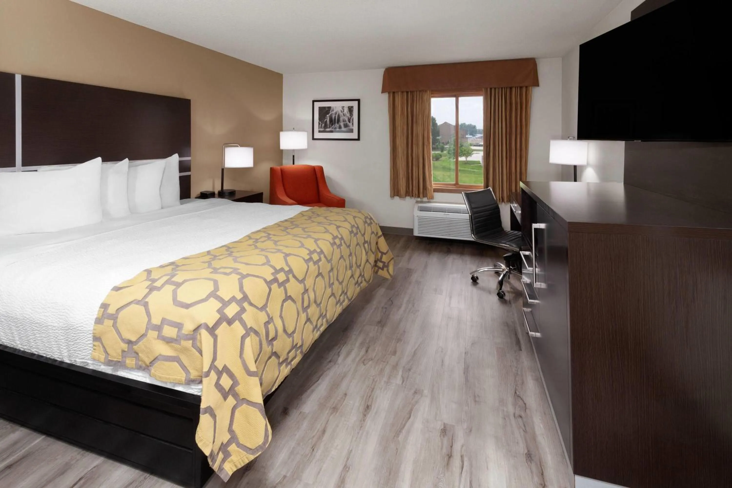 Photo of the whole room, Bed in Baymont by Wyndham Green Bay