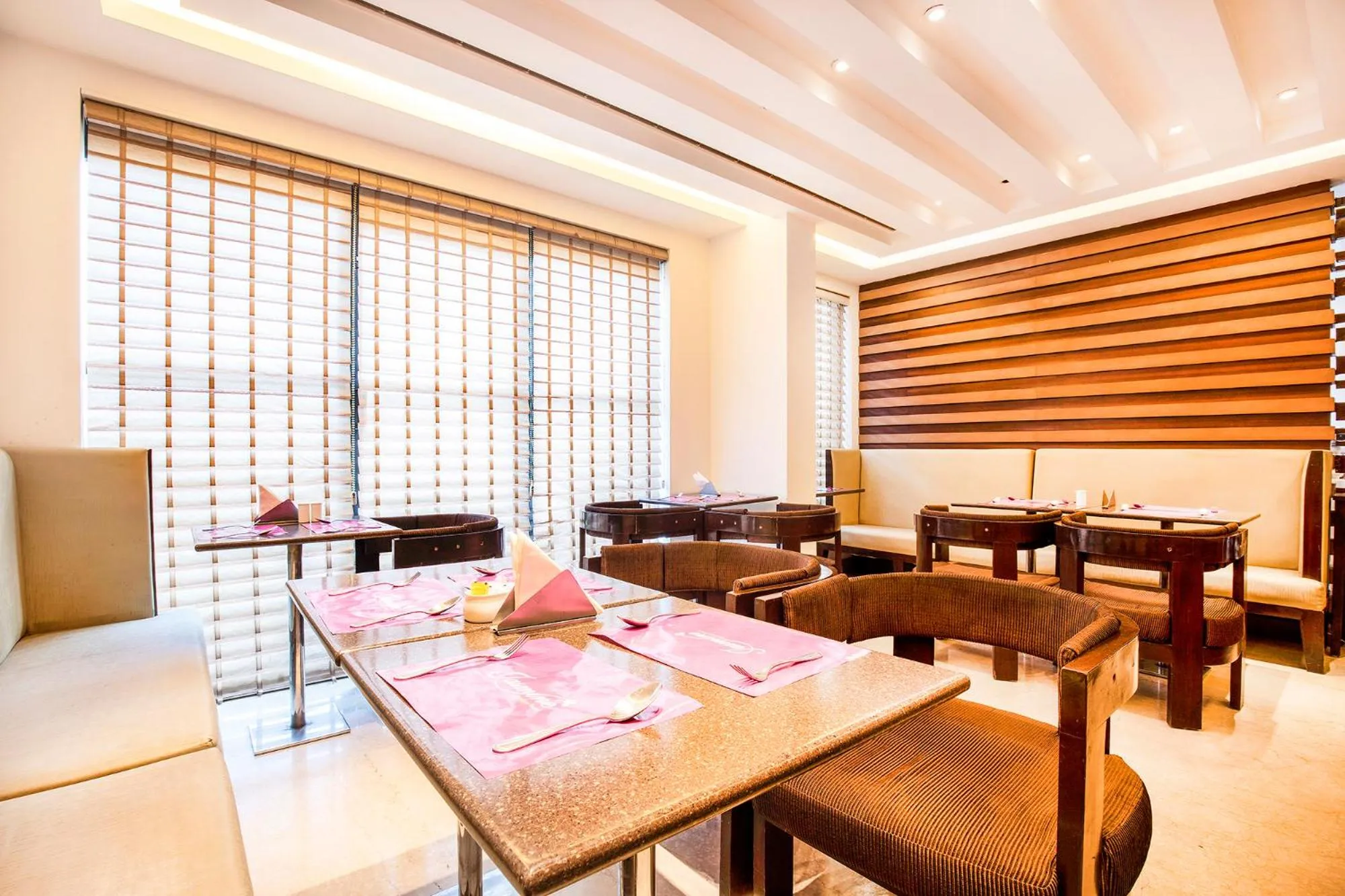 Restaurant/places to eat in Jasmine Boutique Hotel Jasola