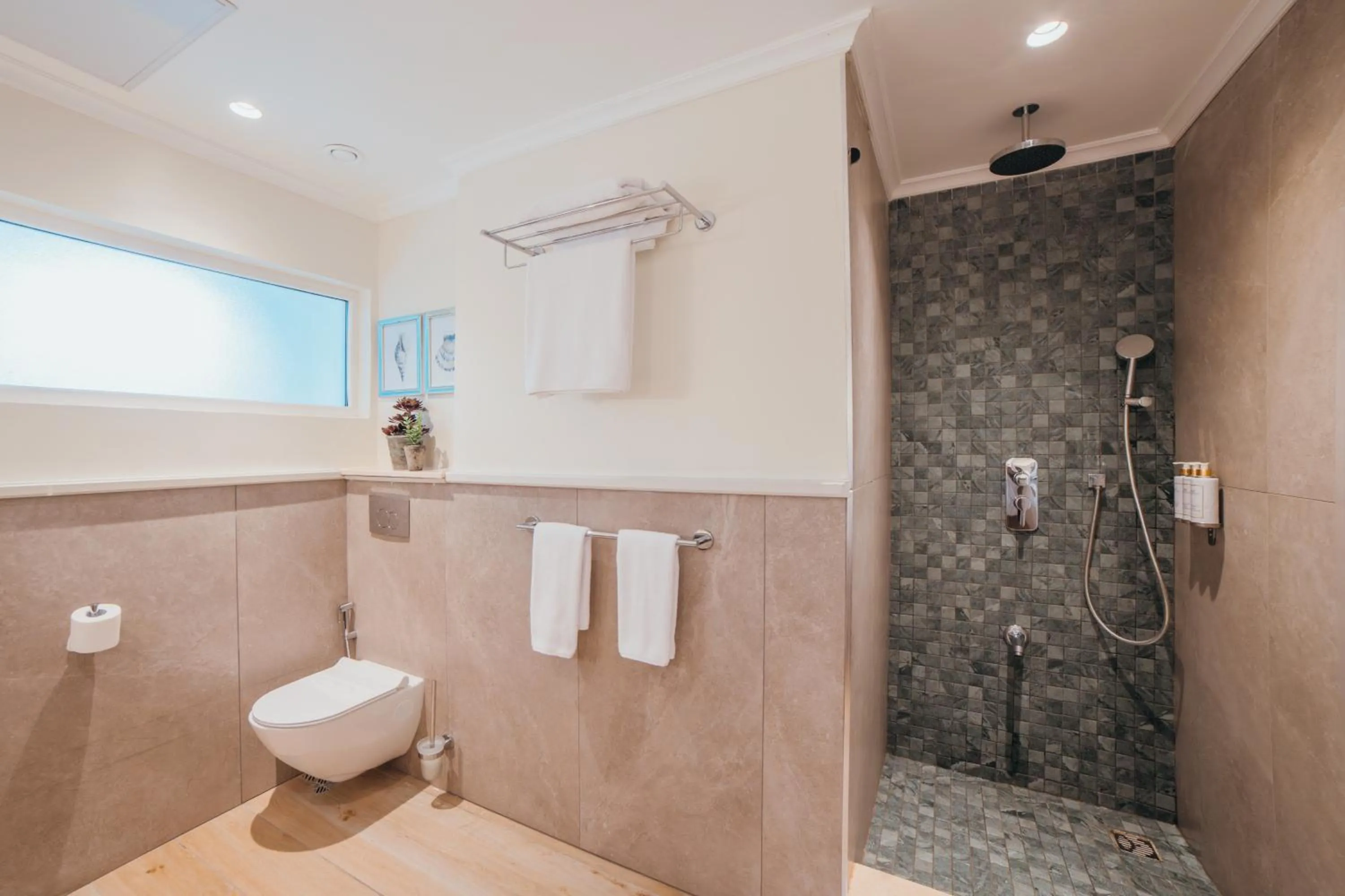 Toilet in Hemingways Watamu