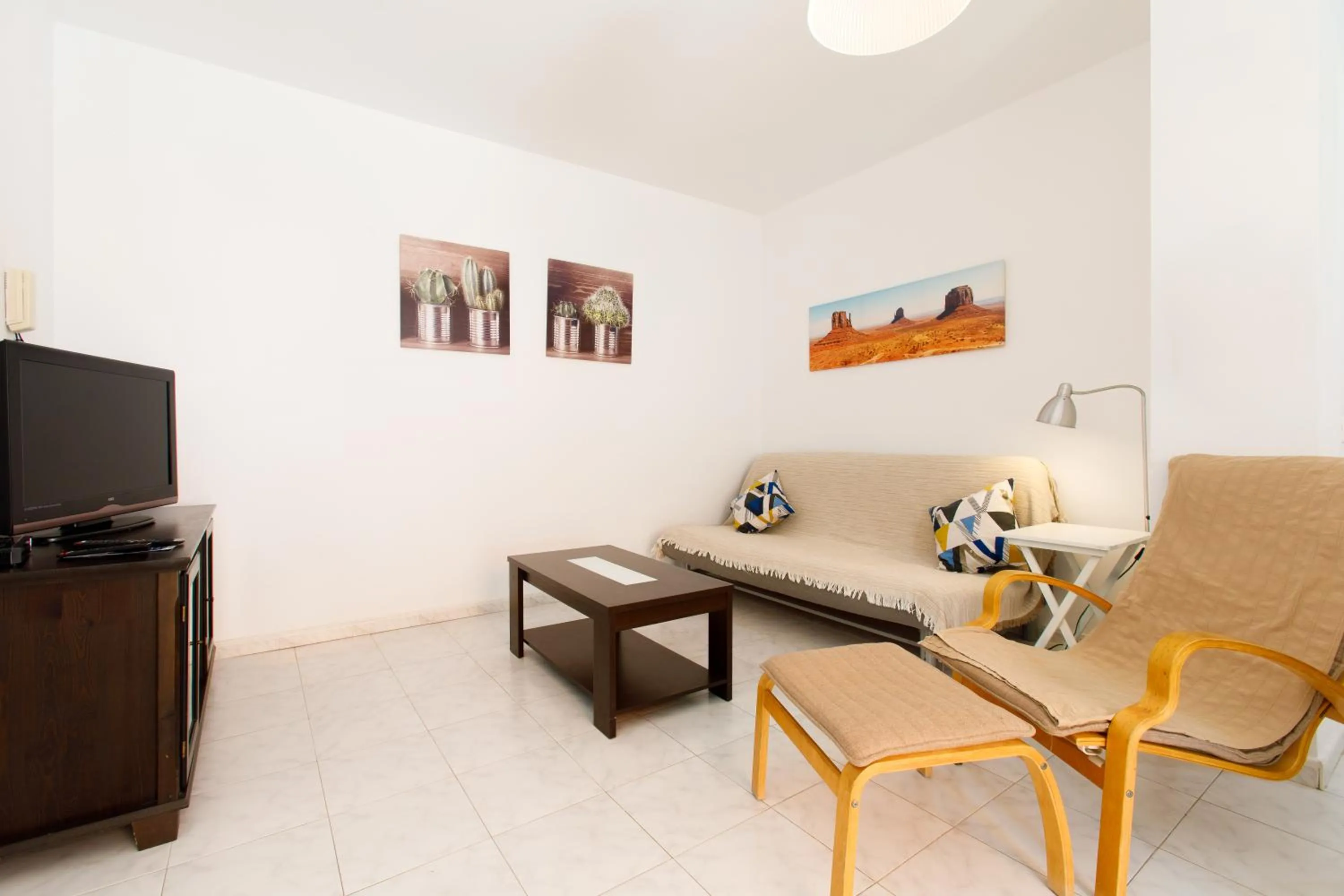 TV and multimedia in AT Almoraide Rooms Suites