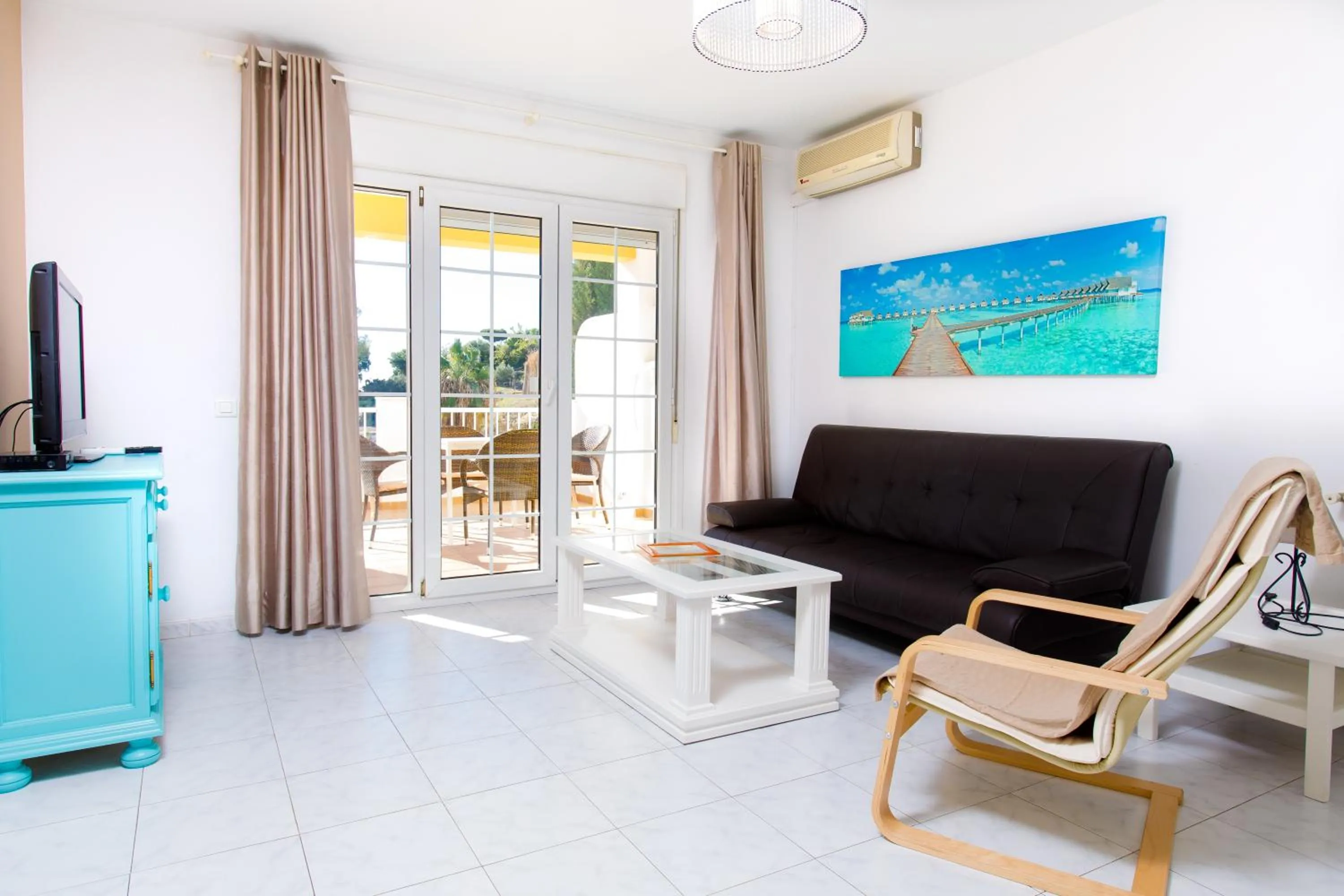 TV and multimedia in AT Almoraide Rooms Suites