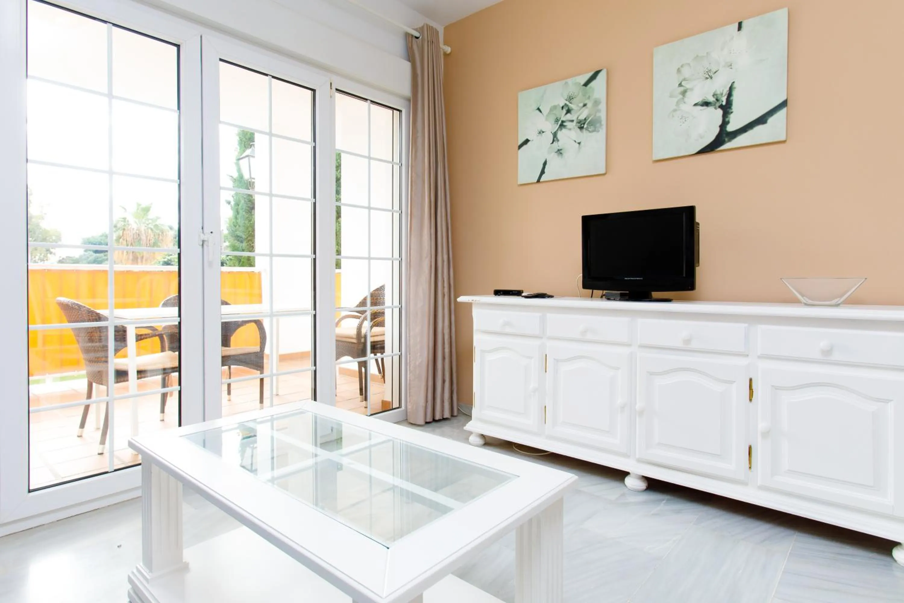 TV and multimedia in AT Almoraide Rooms Suites