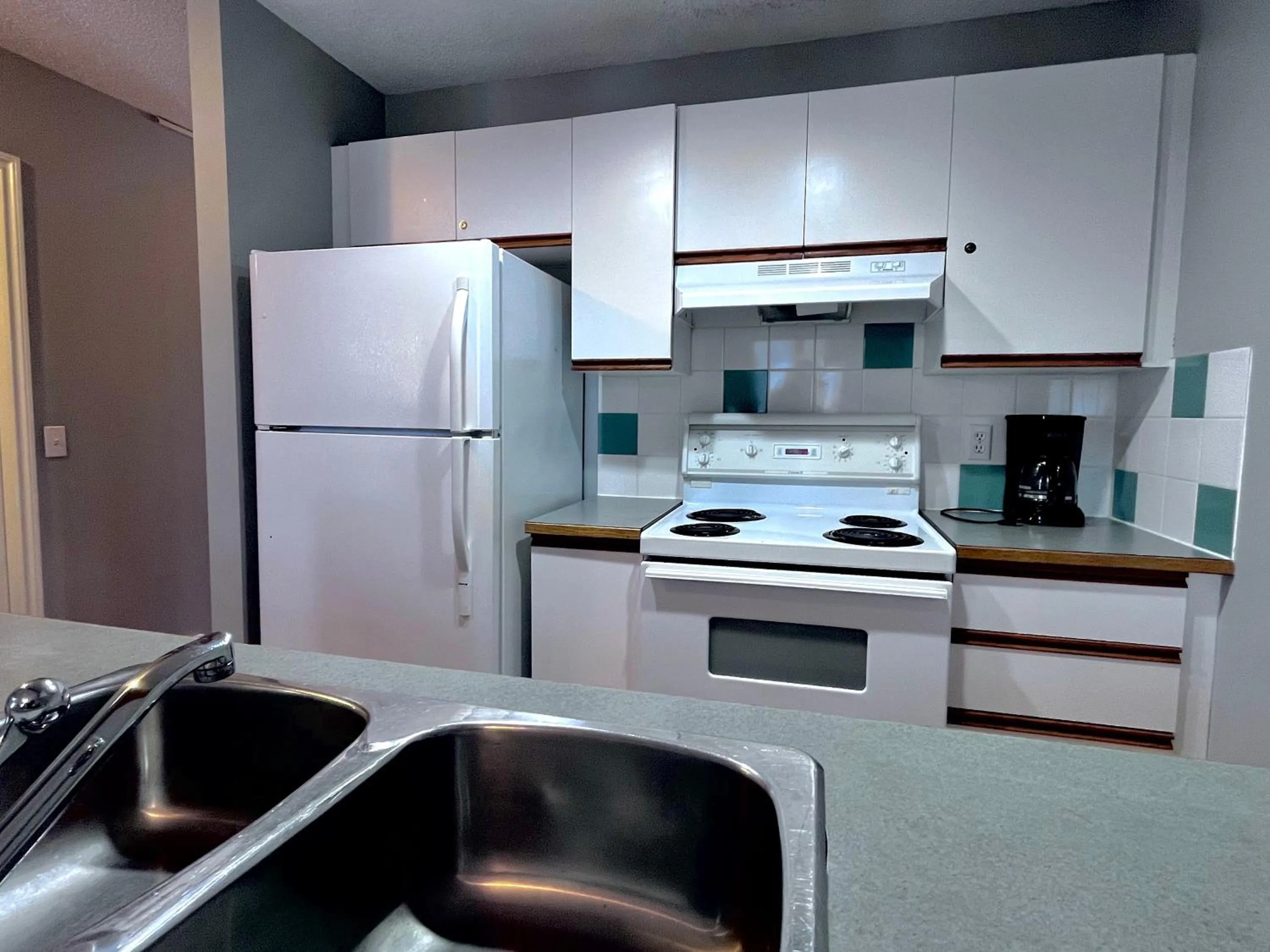 Kitchen or kitchenette in Canadian Rockies Chalets by Trilink - 2 & 3 Bedroom Condos - Self Check-In - Walking Distance to Downtown - Free Parking - Pet-Friendly - No AC
