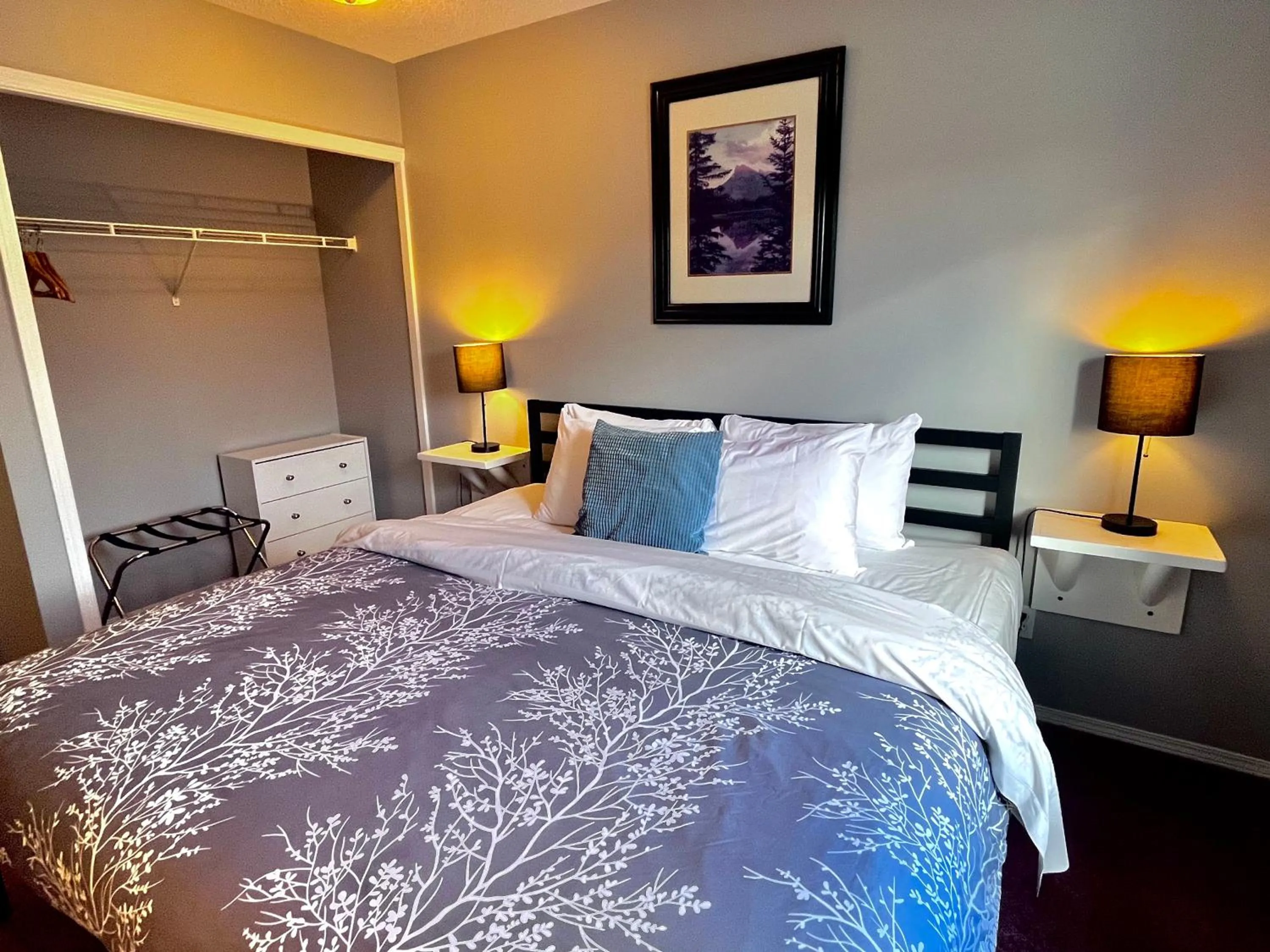 Bed in Canadian Rockies Chalets by Trilink - 2 & 3 Bedroom Condos - Self Check-In - Walking Distance to Downtown - Free Parking - Pet-Friendly - No AC