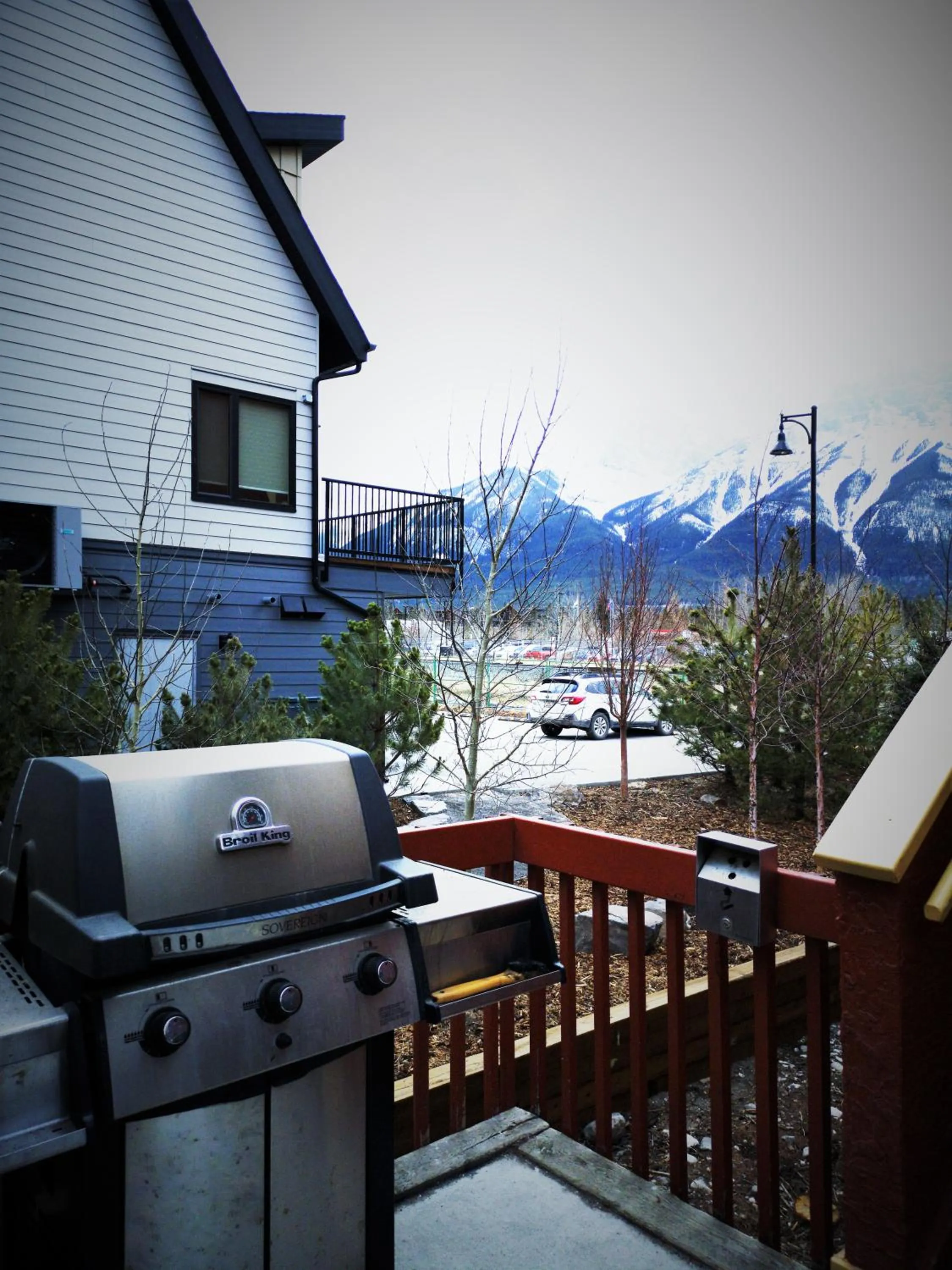 Day in Canadian Rockies Chalets by Trilink - 2 & 3 Bedroom Condos - Self Check-In - Walking Distance to Downtown - Free Parking - Pet-Friendly - No AC