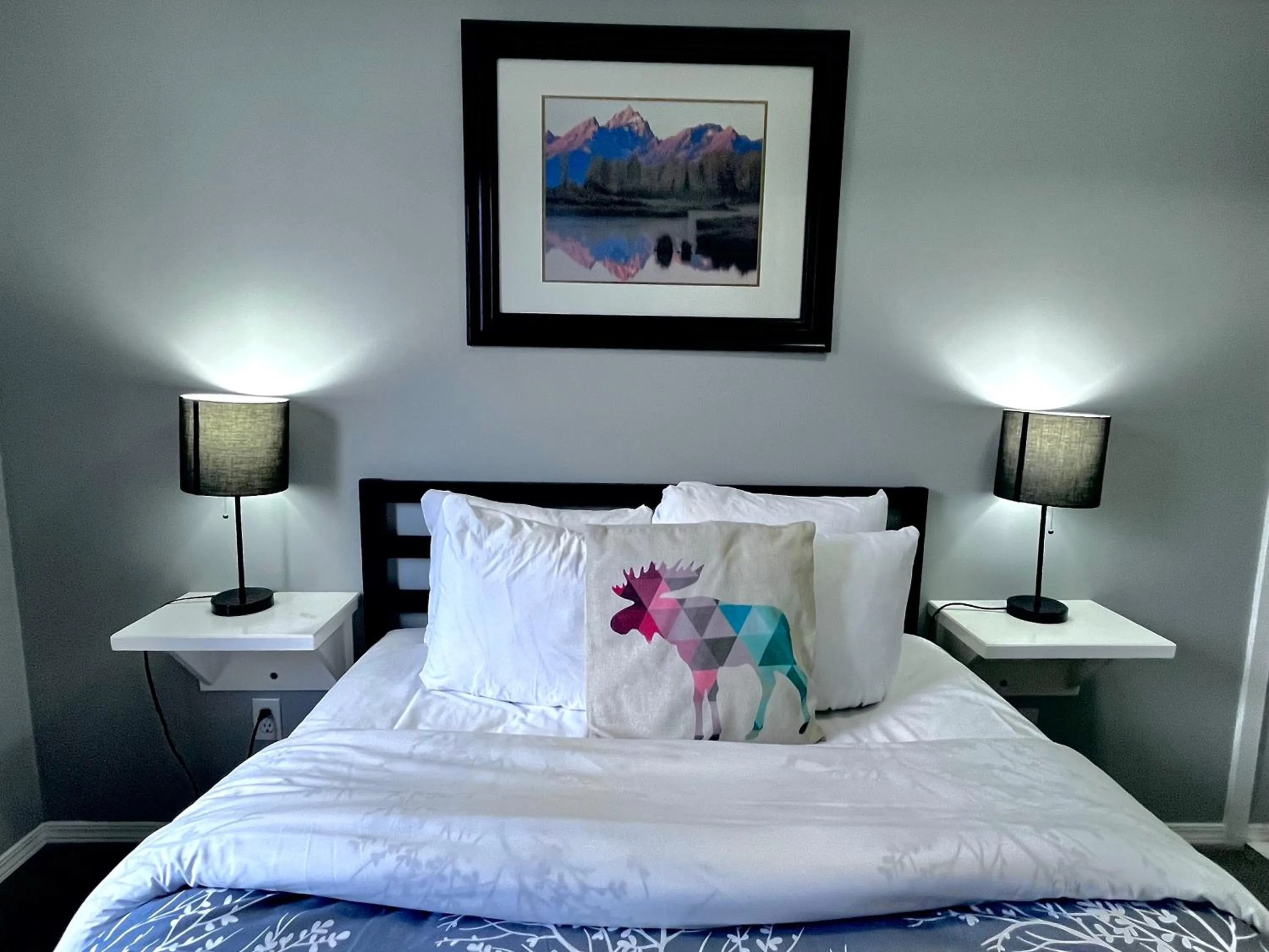 Bed in Canadian Rockies Chalets by Trilink - 2 & 3 Bedroom Condos - Self Check-In - Walking Distance to Downtown - Free Parking - Pet-Friendly - No AC