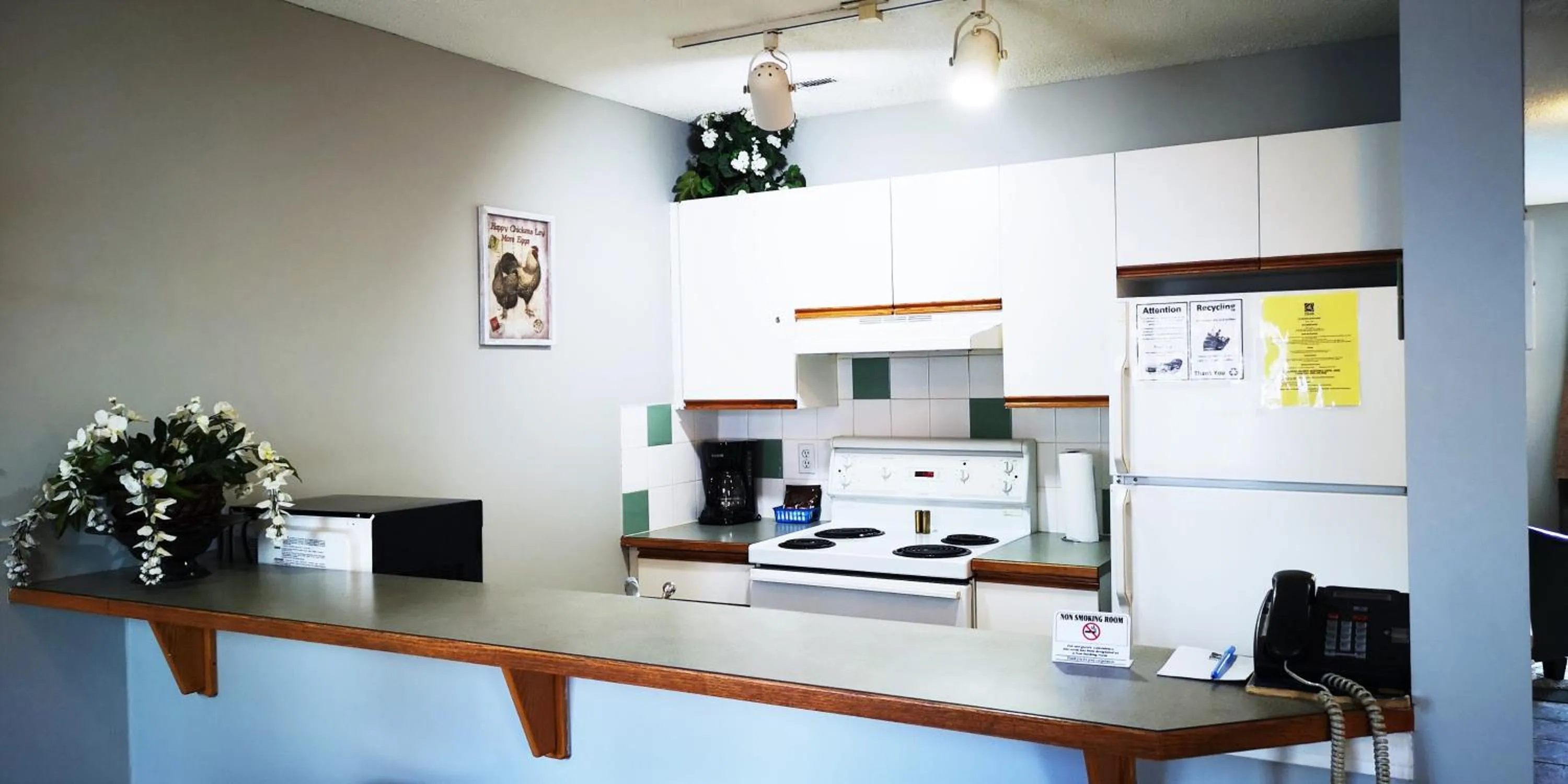 Coffee/tea facilities in Canadian Rockies Chalets by Trilink - 2 & 3 Bedroom Condos - Self Check-In - Walking Distance to Downtown - Free Parking - Pet-Friendly - No AC