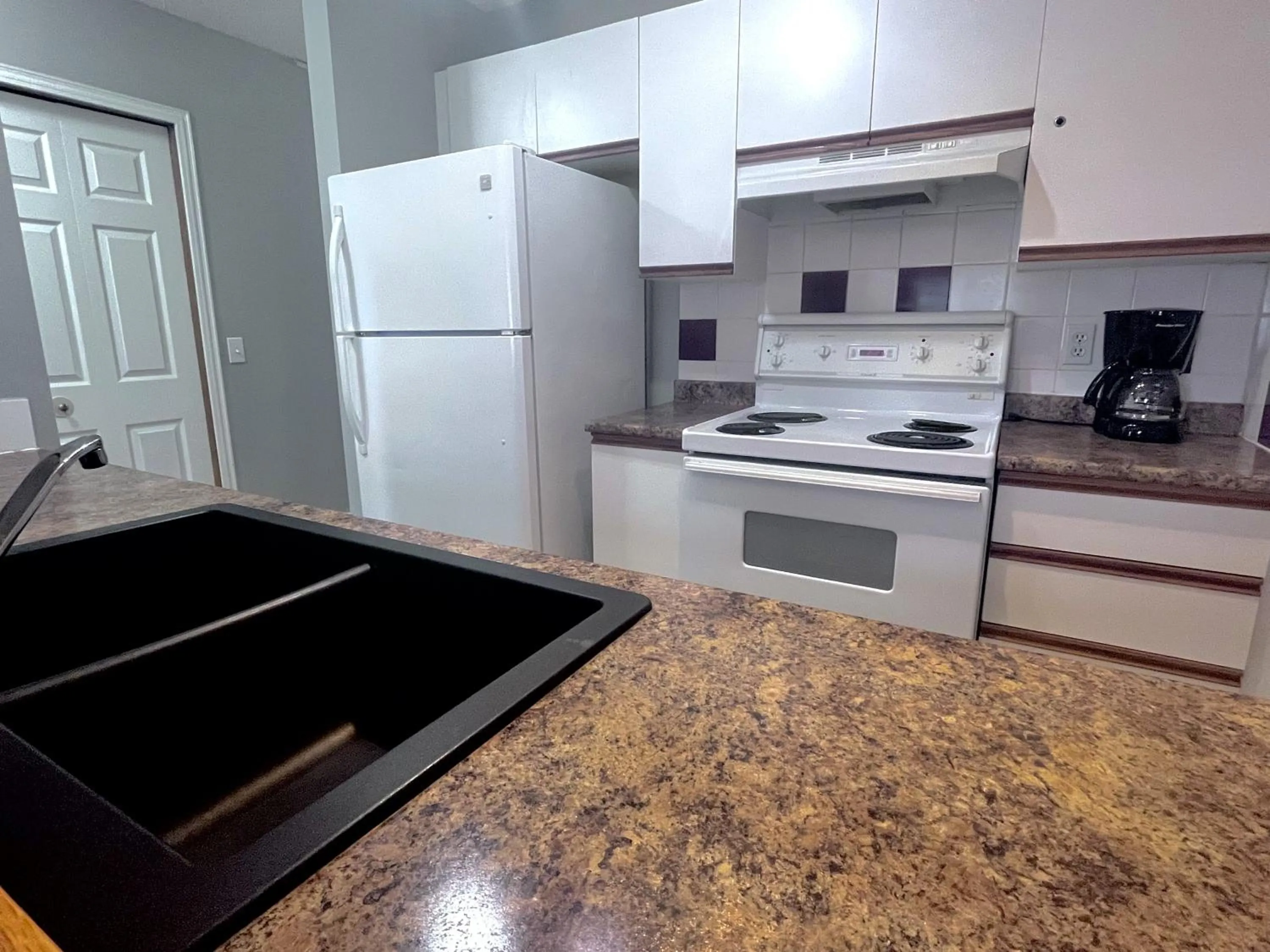 Coffee/tea facilities in Canadian Rockies Chalets by Trilink - 2 & 3 Bedroom Condos - Self Check-In - Walking Distance to Downtown - Free Parking - Pet-Friendly - No AC