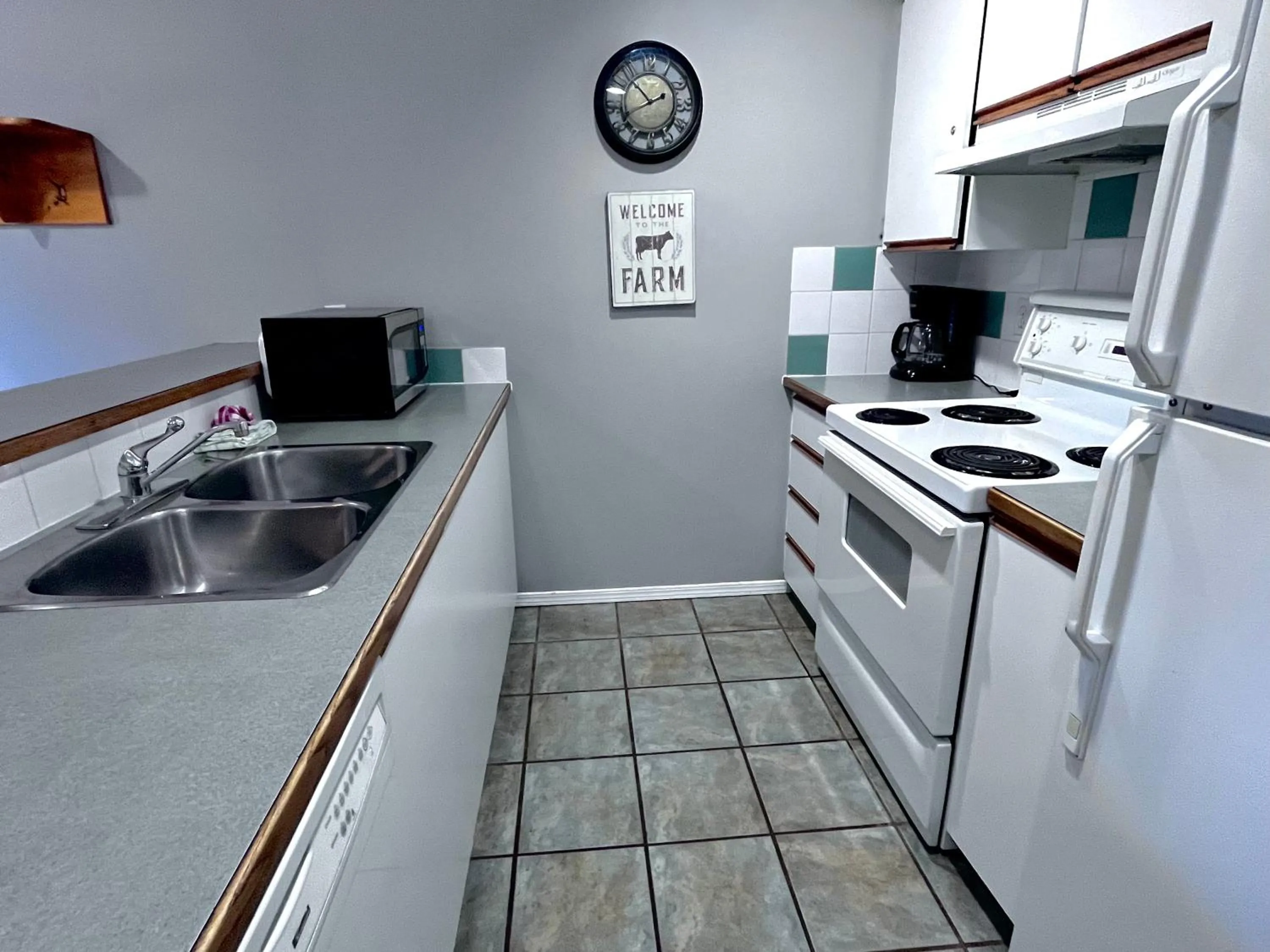 Kitchen or kitchenette in Canadian Rockies Chalets by Trilink - 2 & 3 Bedroom Condos - Self Check-In - Walking Distance to Downtown - Free Parking - Pet-Friendly - No AC