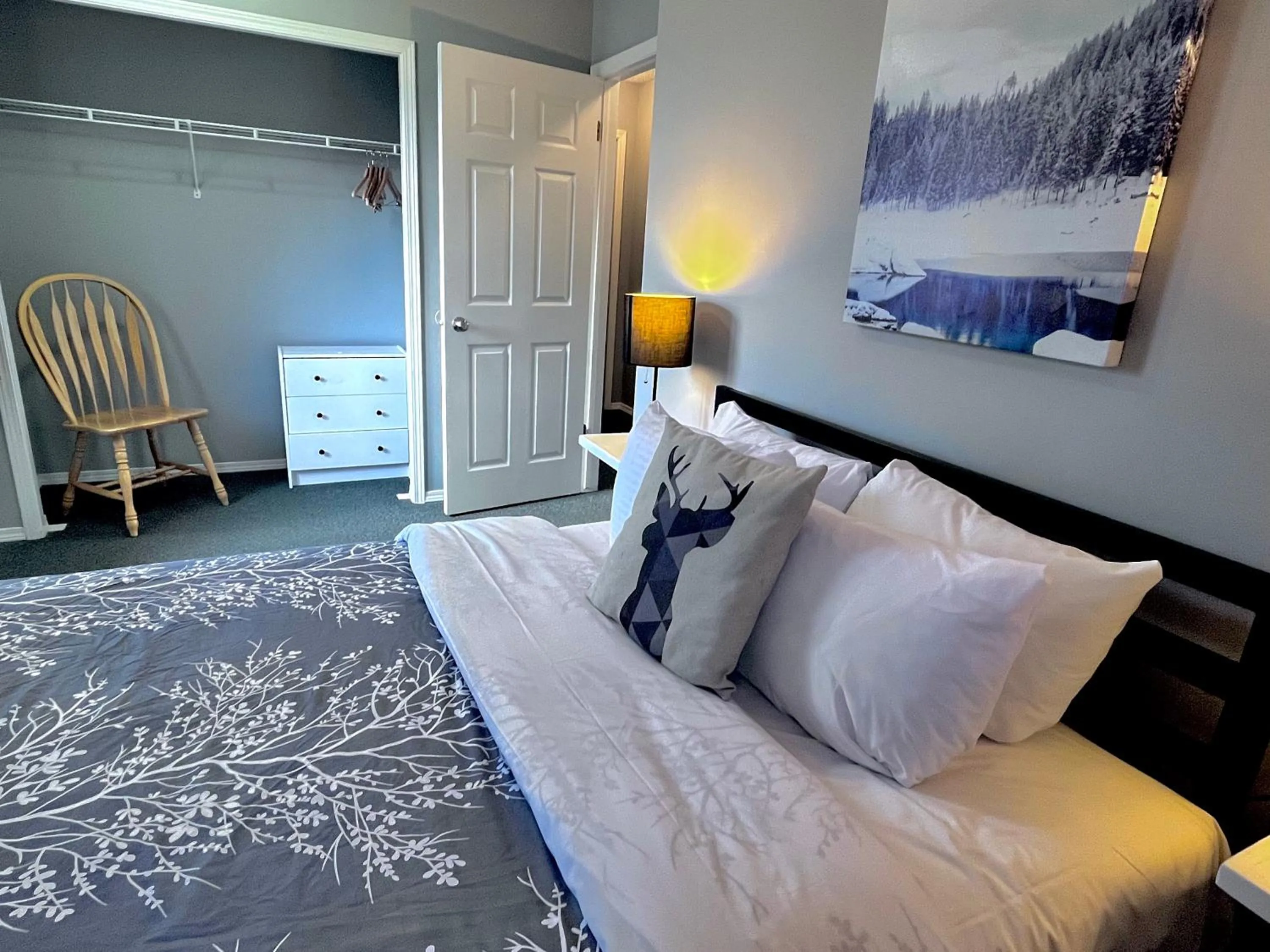 Bed in Canadian Rockies Chalets by Trilink - 2 & 3 Bedroom Condos - Self Check-In - Walking Distance to Downtown - Free Parking - Pet-Friendly - No AC