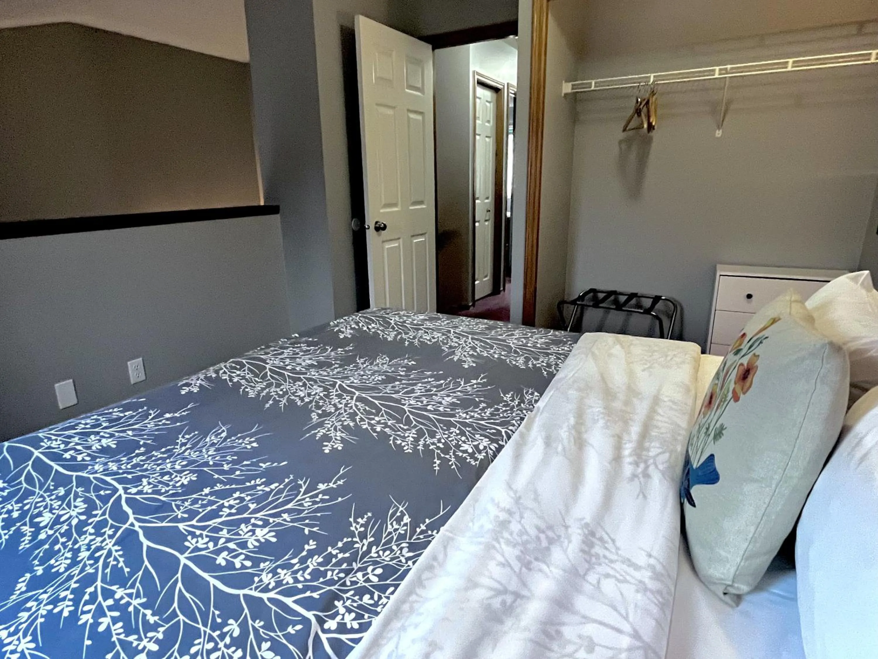 Bed in Canadian Rockies Chalets by Trilink - 2 & 3 Bedroom Condos - Self Check-In - Walking Distance to Downtown - Free Parking - Pet-Friendly - No AC