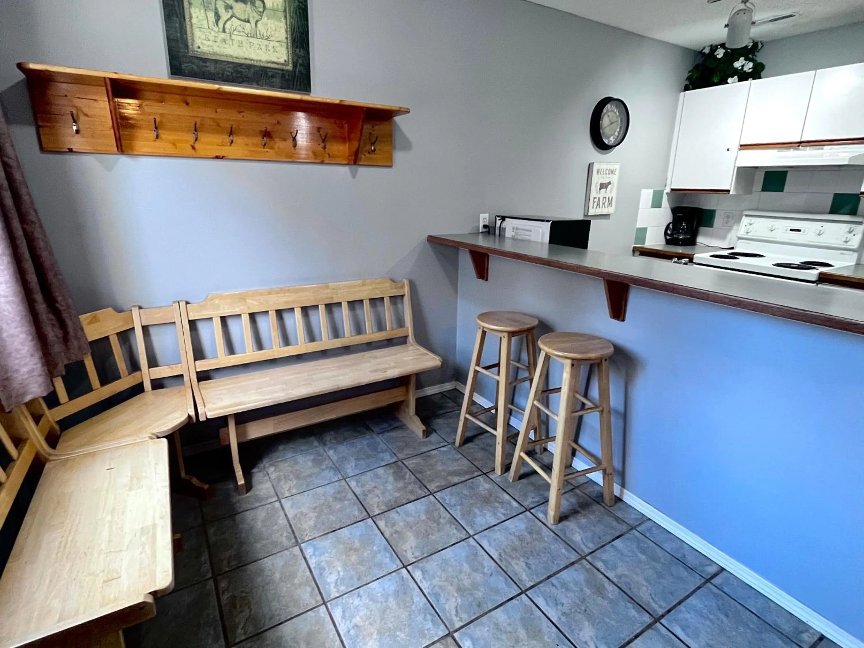 Kitchen or kitchenette in Canadian Rockies Chalets by Trilink - 2 & 3 Bedroom Condos - Self Check-In - Walking Distance to Downtown - Free Parking - Pet-Friendly - No AC