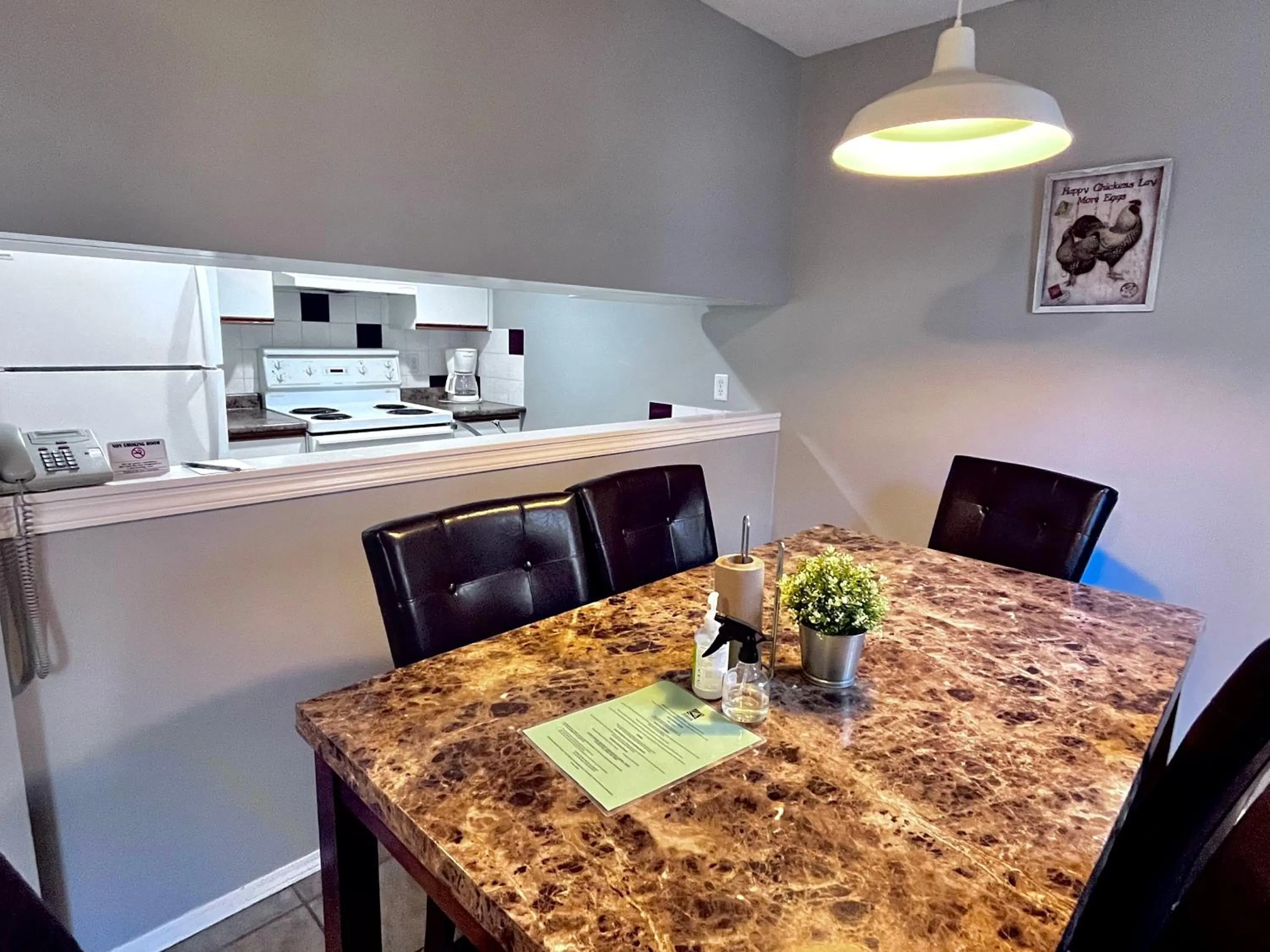 Kitchen or kitchenette in Canadian Rockies Chalets by Trilink - 2 & 3 Bedroom Condos - Self Check-In - Walking Distance to Downtown - Free Parking - Pet-Friendly - No AC