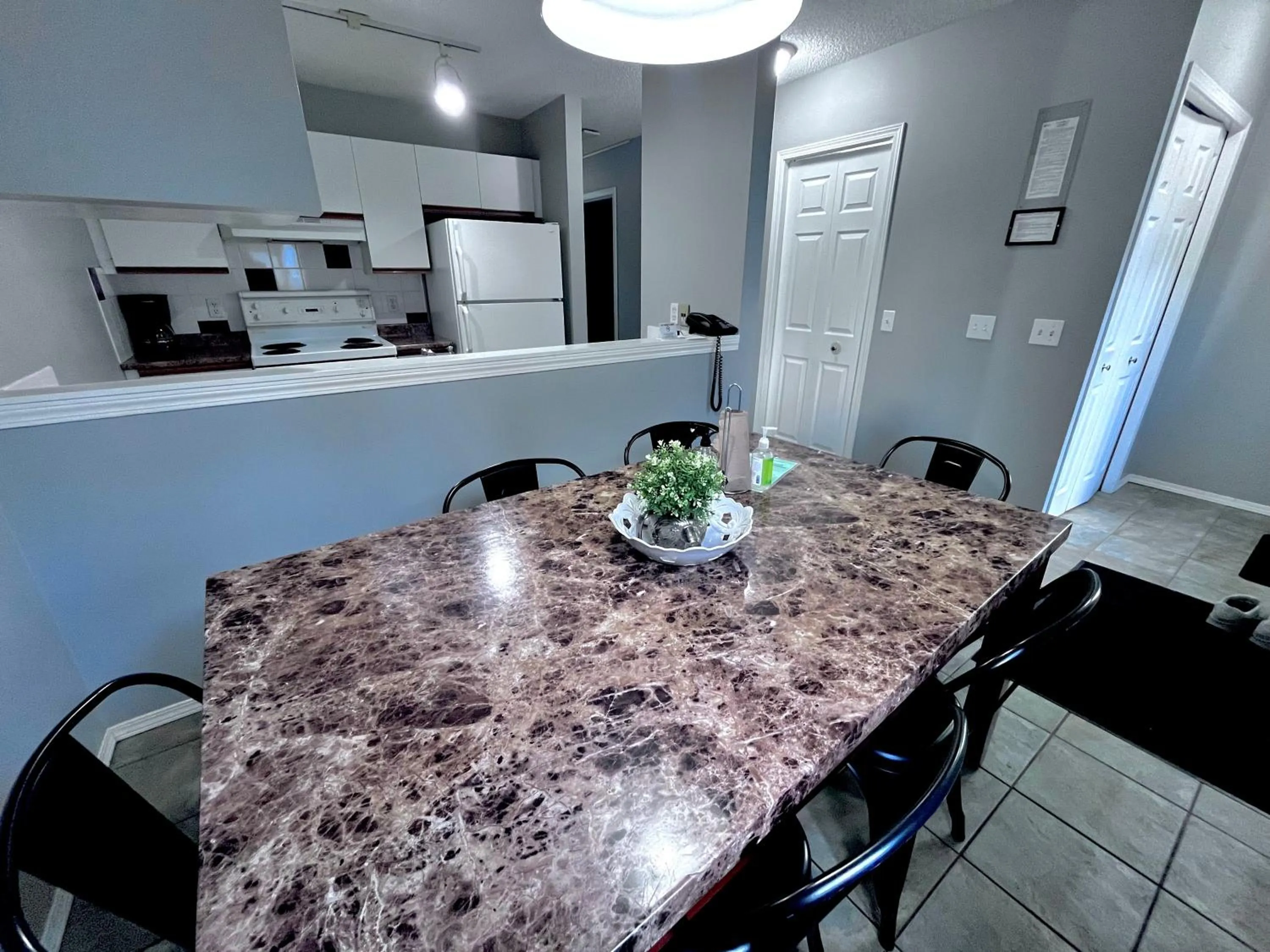 Kitchen or kitchenette in Canadian Rockies Chalets by Trilink - 2 & 3 Bedroom Condos - Self Check-In - Walking Distance to Downtown - Free Parking - Pet-Friendly - No AC