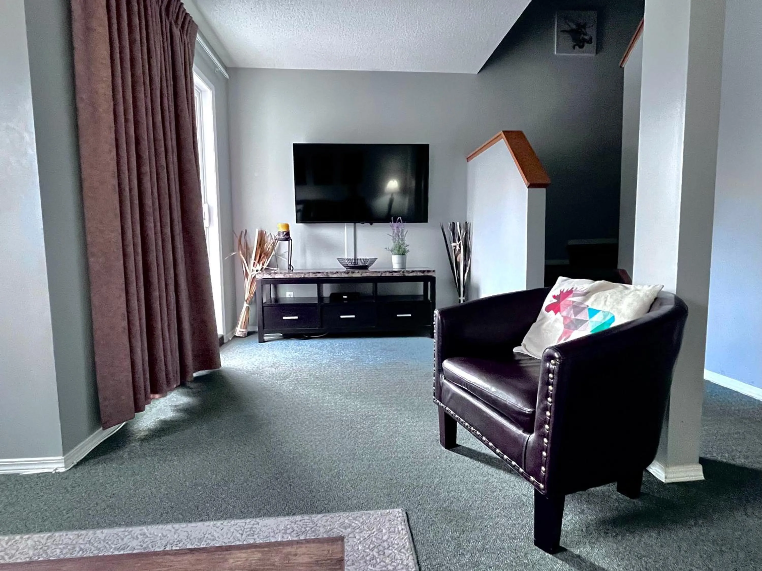 TV and multimedia, Bed in Canadian Rockies Chalets by Trilink - 2 & 3 Bedroom Condos - Self Check-In - Walking Distance to Downtown - Free Parking - Pet-Friendly - No AC