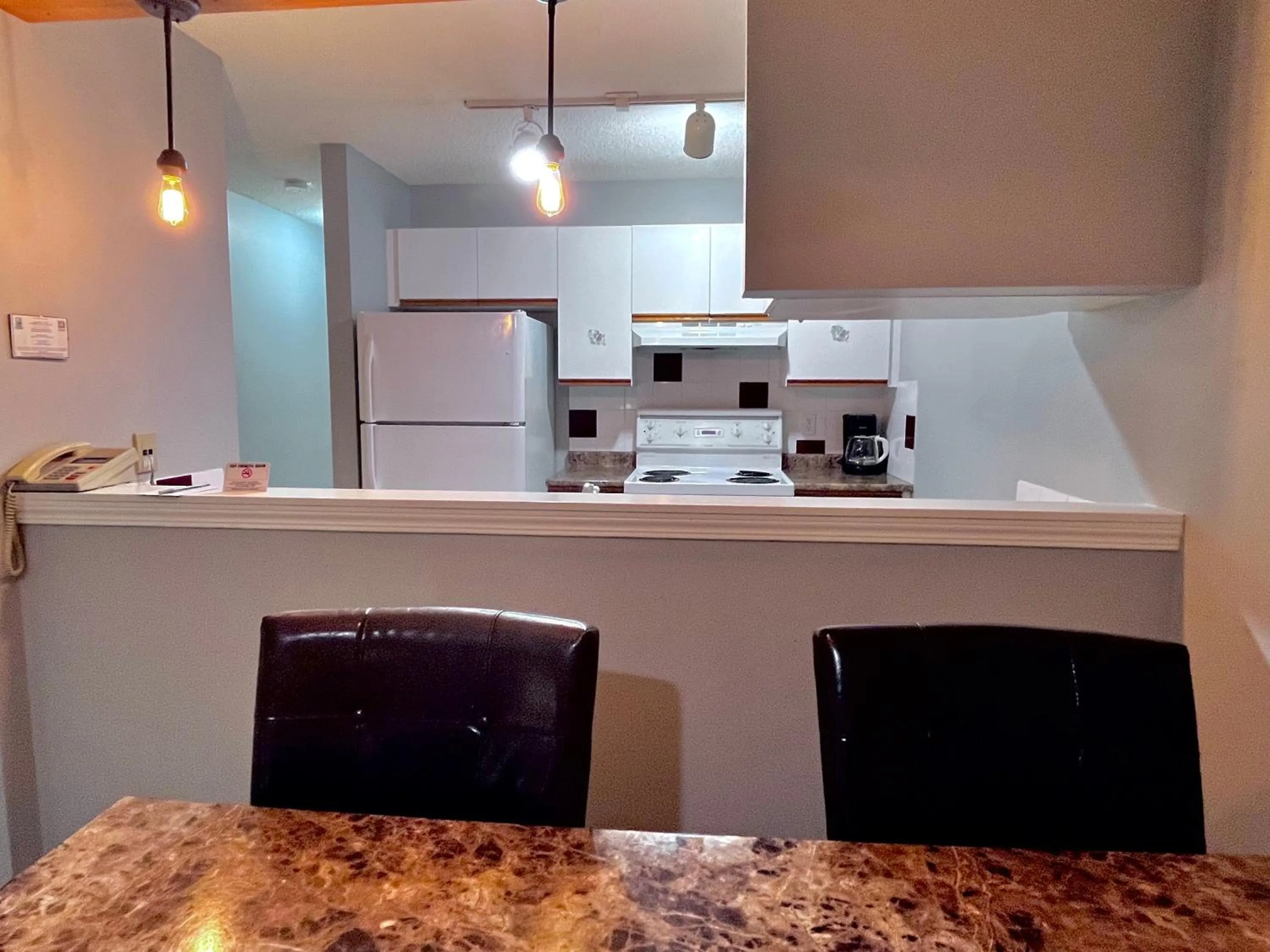 Kitchen or kitchenette in Canadian Rockies Chalets by Trilink - 2 & 3 Bedroom Condos - Self Check-In - Walking Distance to Downtown - Free Parking - Pet-Friendly - No AC