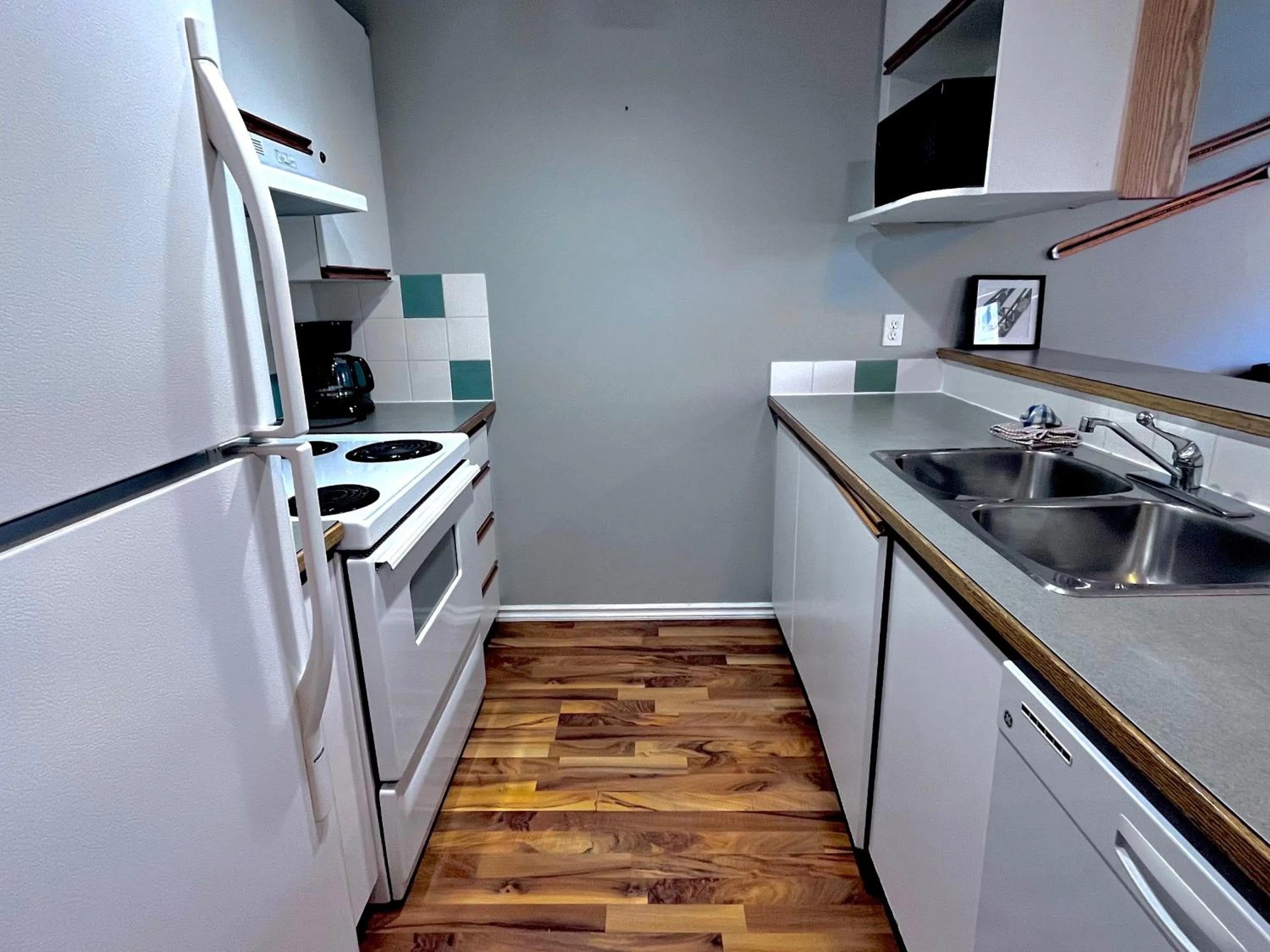 Kitchen or kitchenette in Canadian Rockies Chalets by Trilink - 2 & 3 Bedroom Condos - Self Check-In - Walking Distance to Downtown - Free Parking - Pet-Friendly - No AC