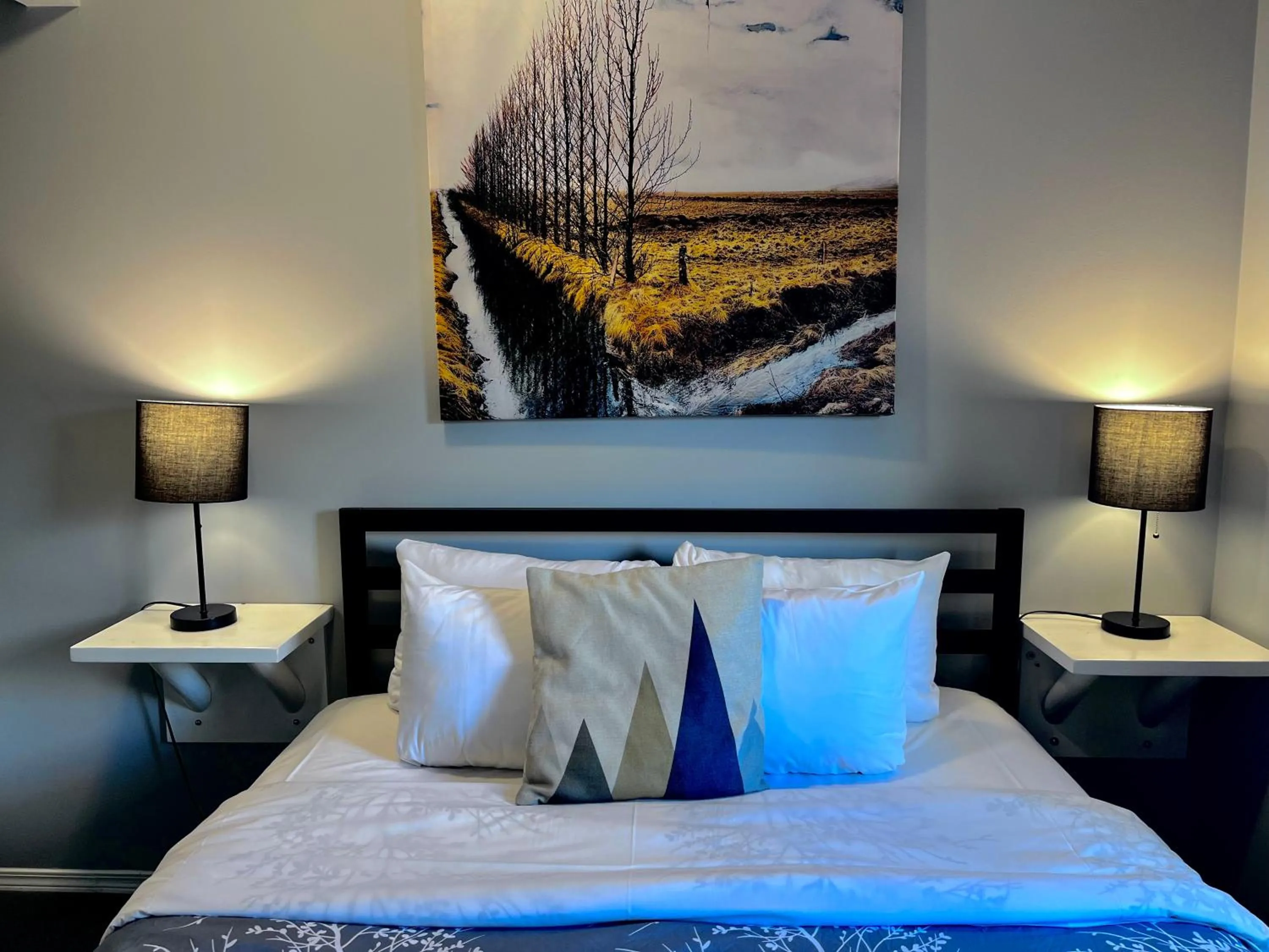 Bed in Canadian Rockies Chalets by Trilink - 2 & 3 Bedroom Condos - Self Check-In - Walking Distance to Downtown - Free Parking - Pet-Friendly - No AC