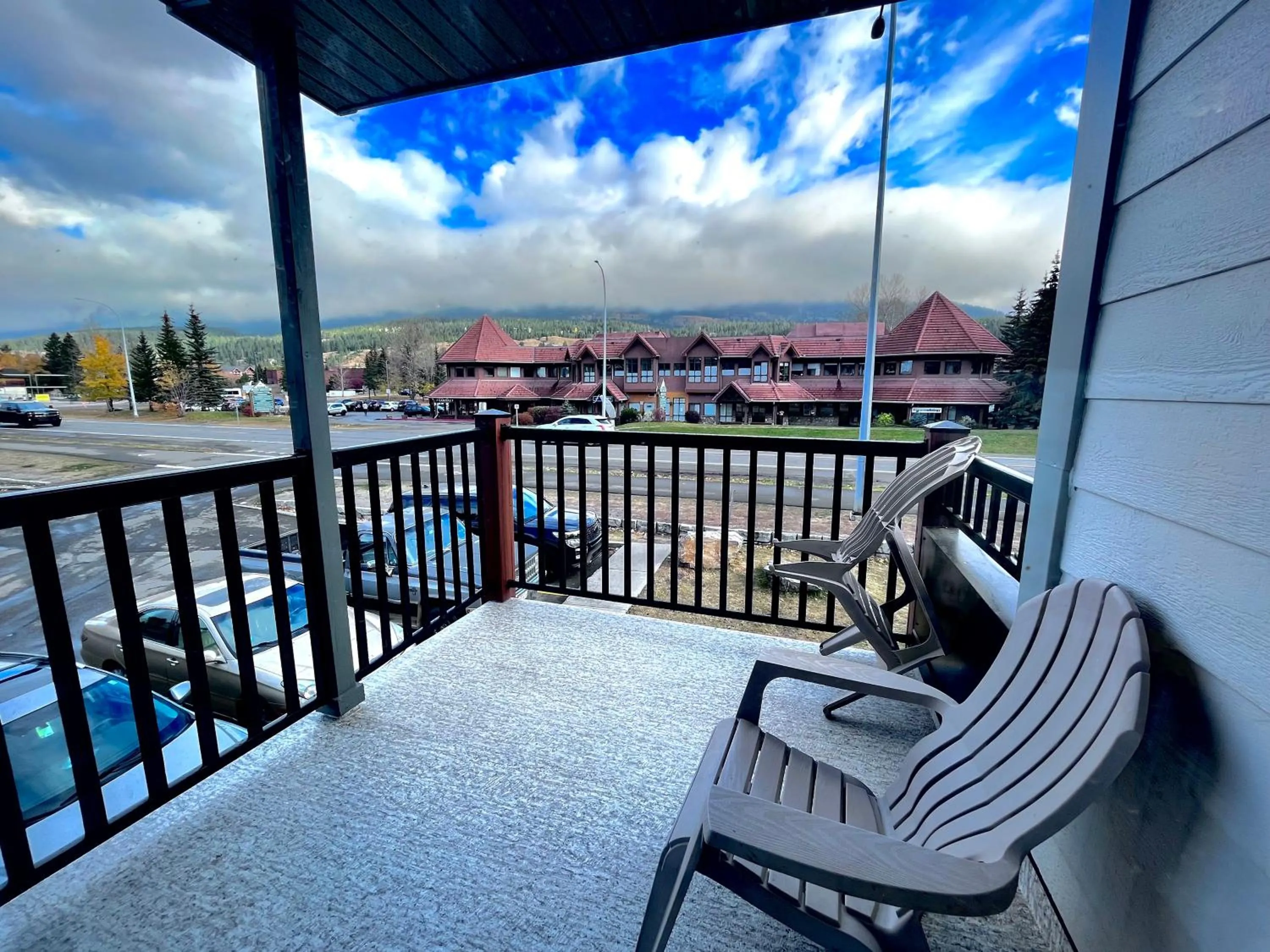 Day in Canadian Rockies Chalets by Trilink - 2 & 3 Bedroom Condos - Self Check-In - Walking Distance to Downtown - Free Parking - Pet-Friendly - No AC