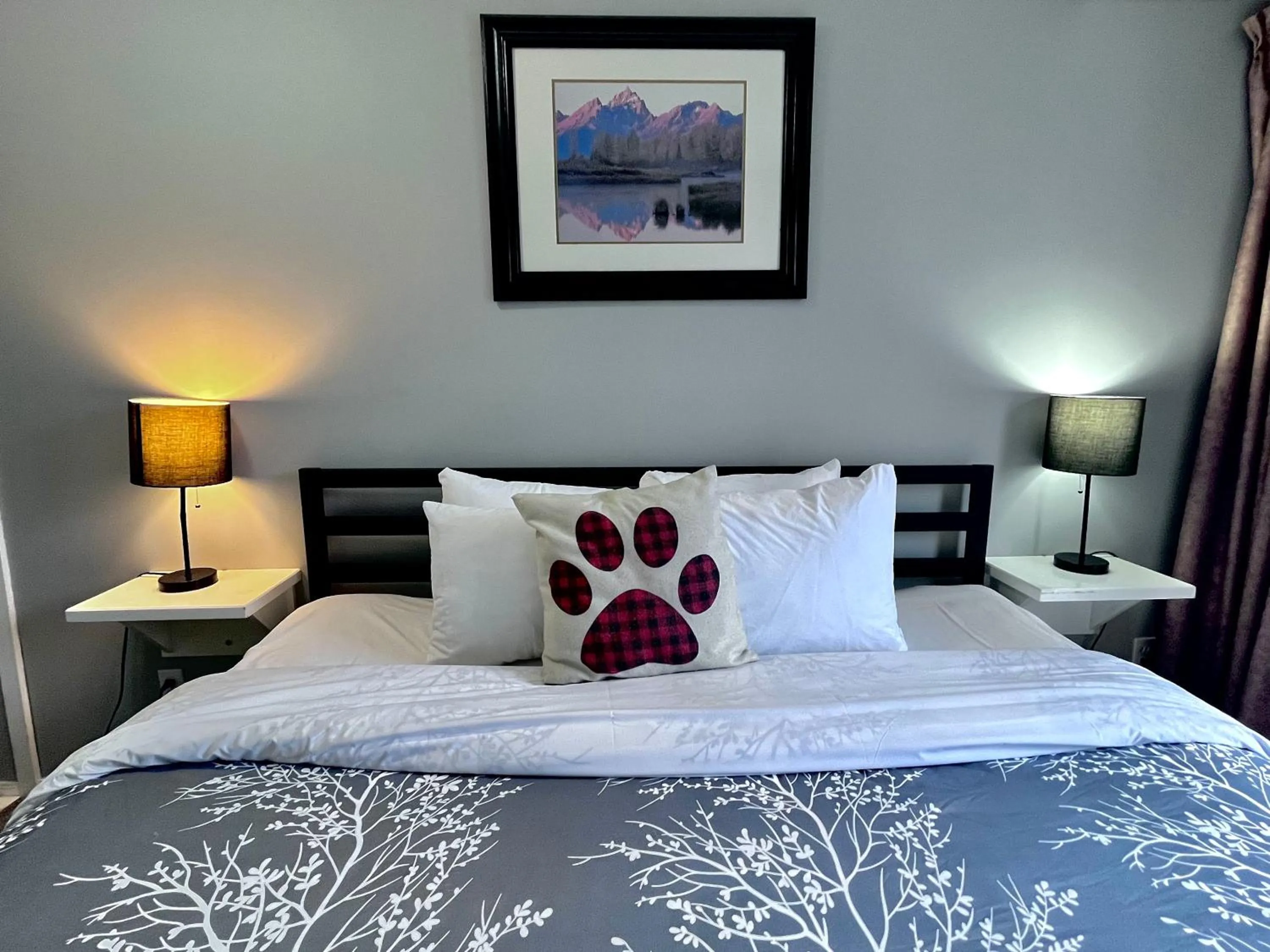 Bed in Canadian Rockies Chalets by Trilink - 2 & 3 Bedroom Condos - Self Check-In - Walking Distance to Downtown - Free Parking - Pet-Friendly - No AC