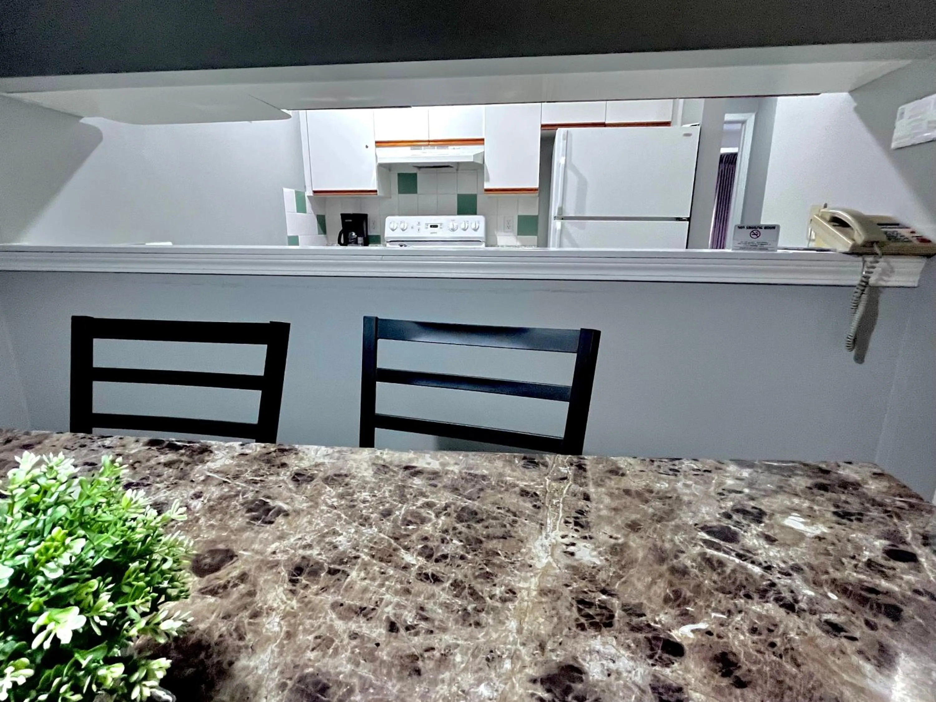 Kitchen or kitchenette in Canadian Rockies Chalets by Trilink - 2 & 3 Bedroom Condos - Self Check-In - Walking Distance to Downtown - Free Parking - Pet-Friendly - No AC