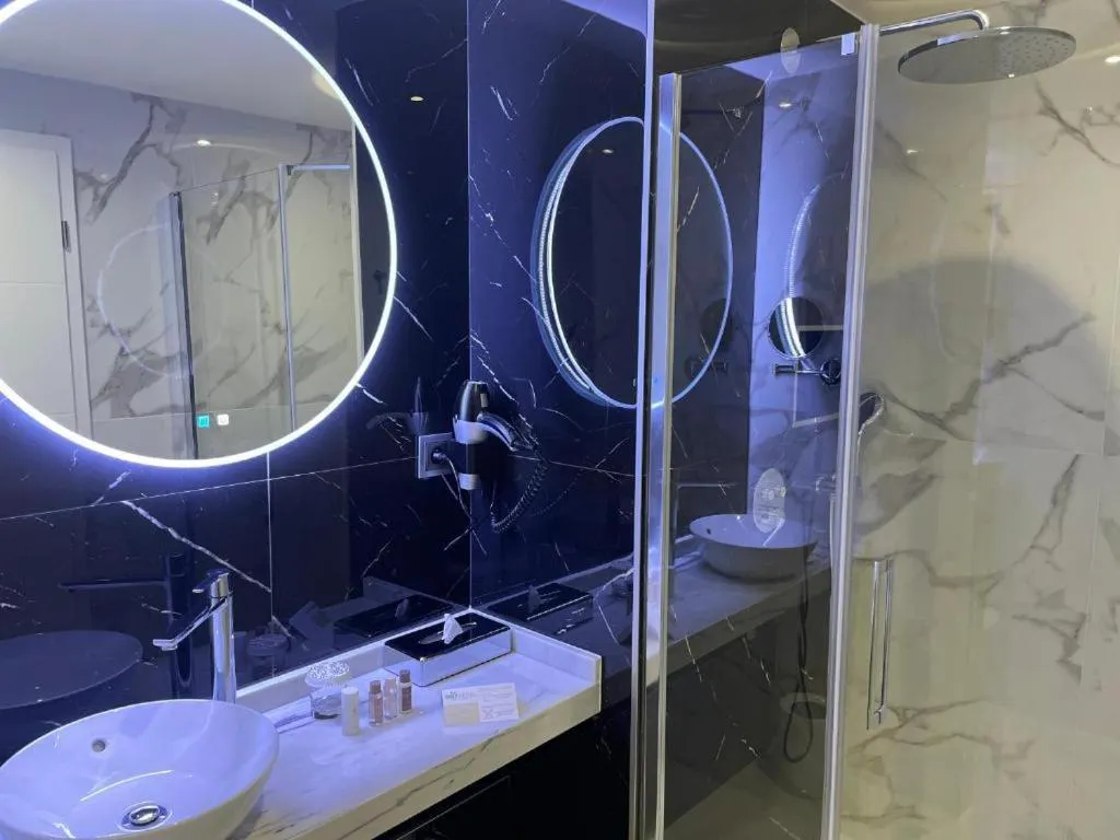 Bathroom in Brit Hotel Paris Orly Rungis