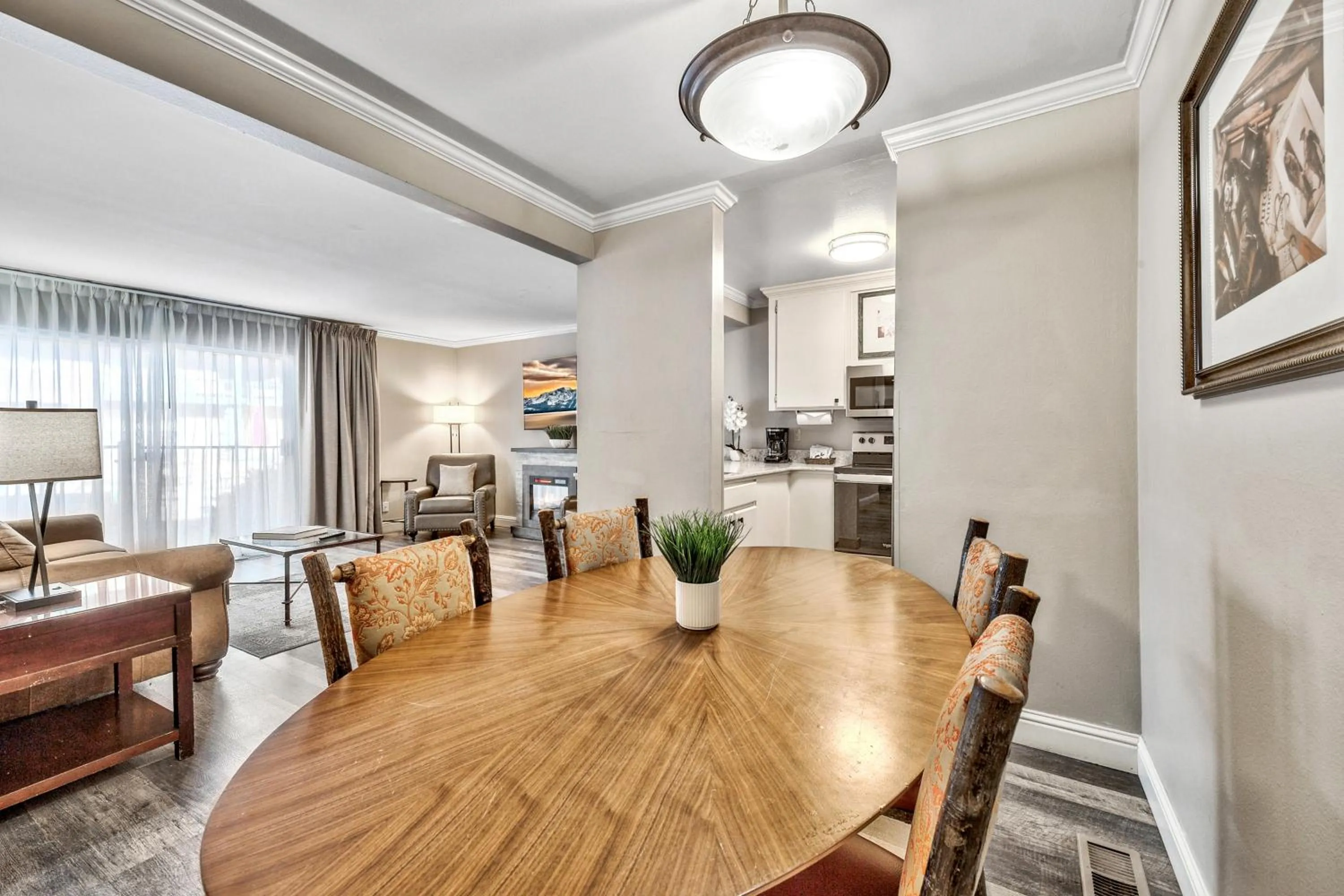 Dining area in Forest Suites Resort at the Heavenly Village