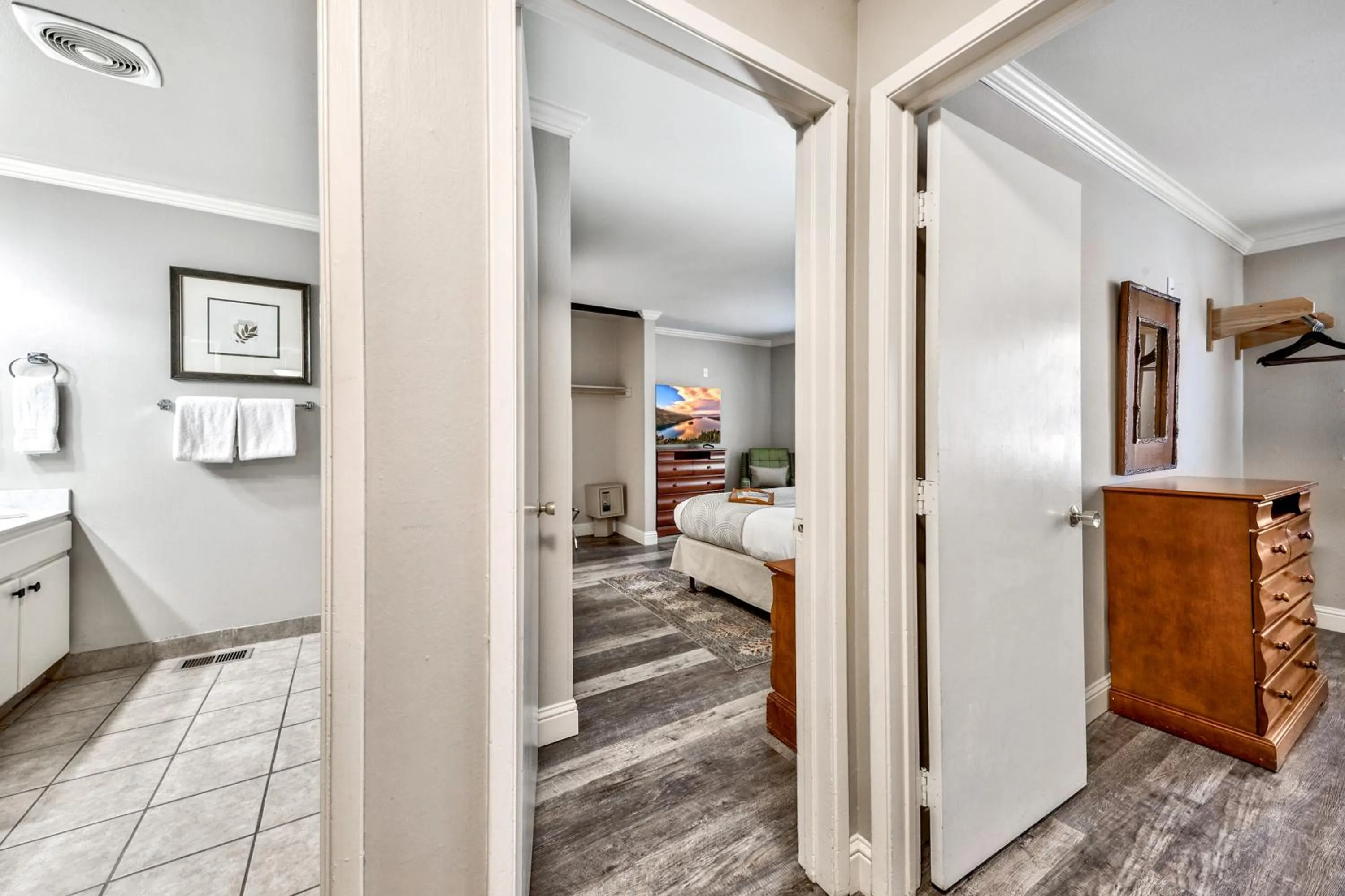 Bedroom, Bed in Forest Suites Resort at the Heavenly Village